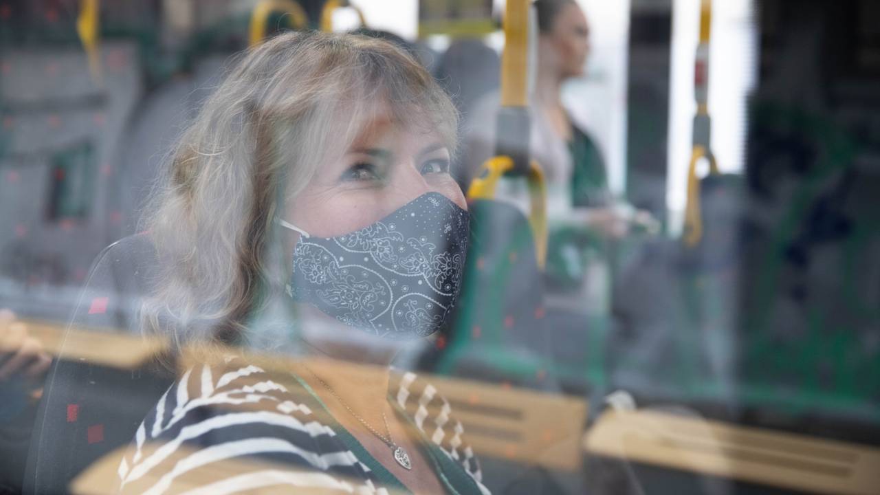 Bettina Langli med munnbind på 20-bussen mellom Carl Berner og