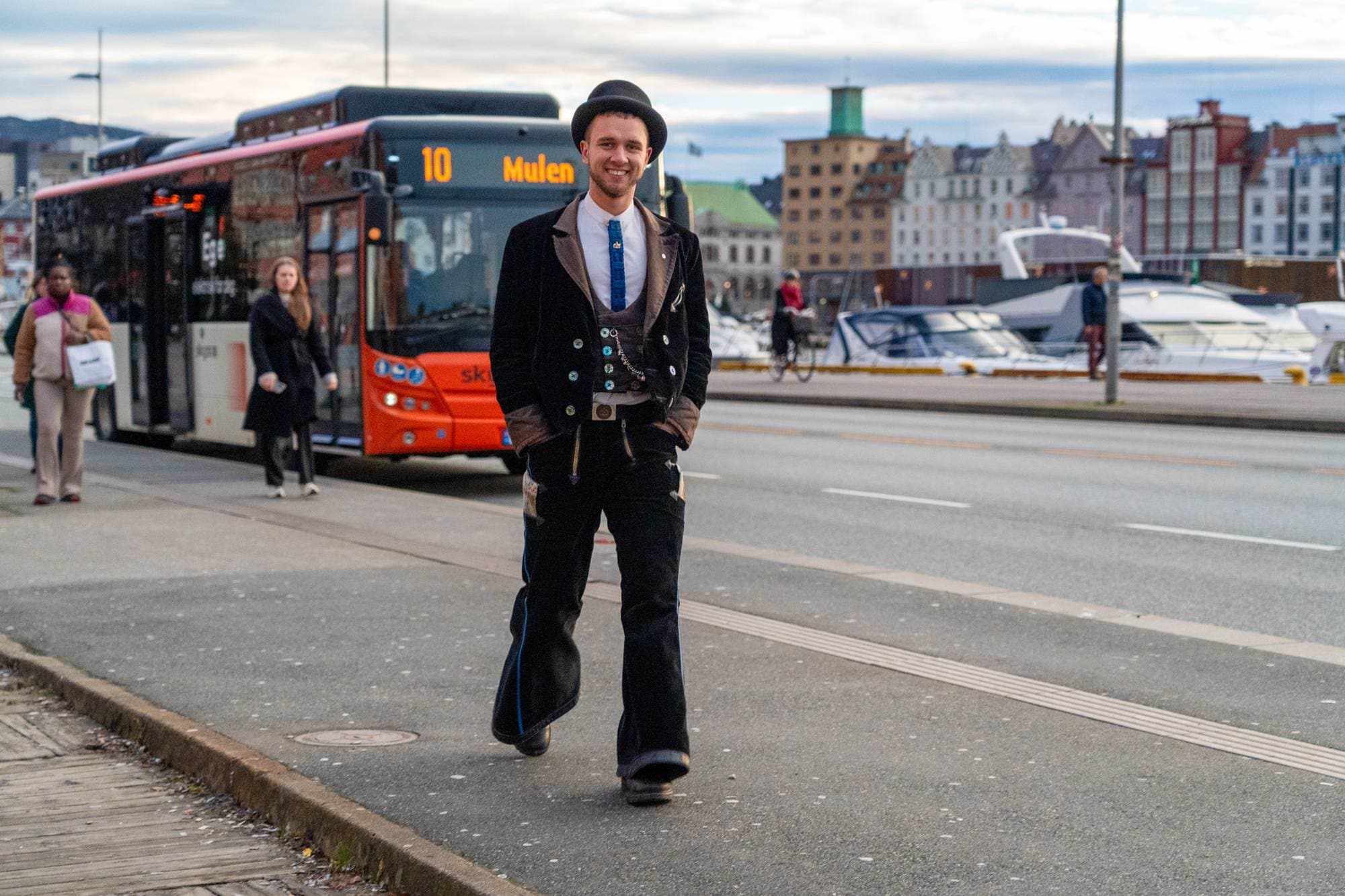 person går