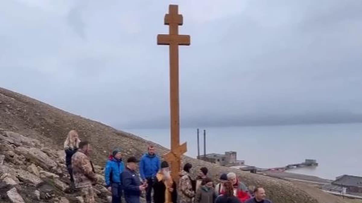Må fjerne russisk kors på Svalbard
