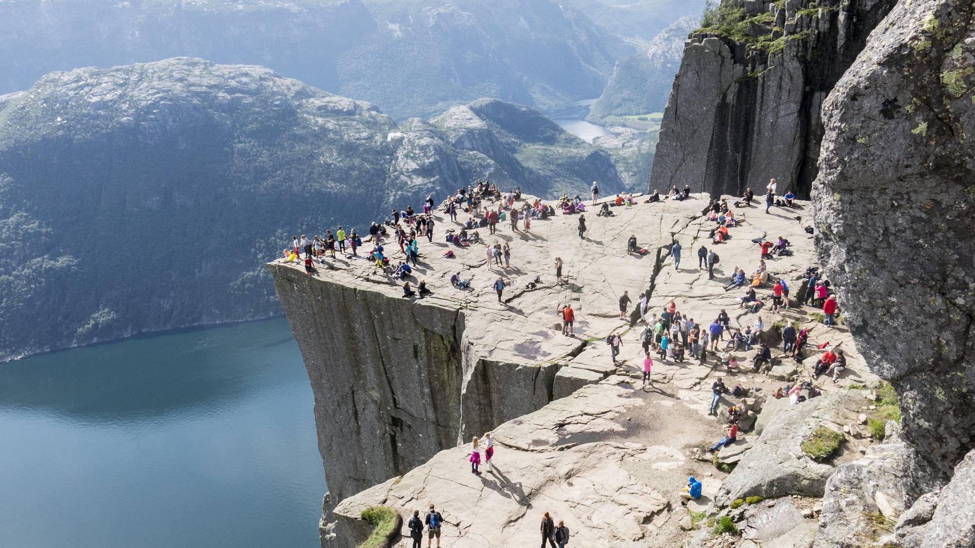 Туризм популярен. «Кафедра проповедника» или Прекестулен (Preikestolen), Норвегия. Уступ Прекестулен Норвегия. Прекестулен — гигантский каменный утёс.. Прекестулен, Норвегия источник: l.