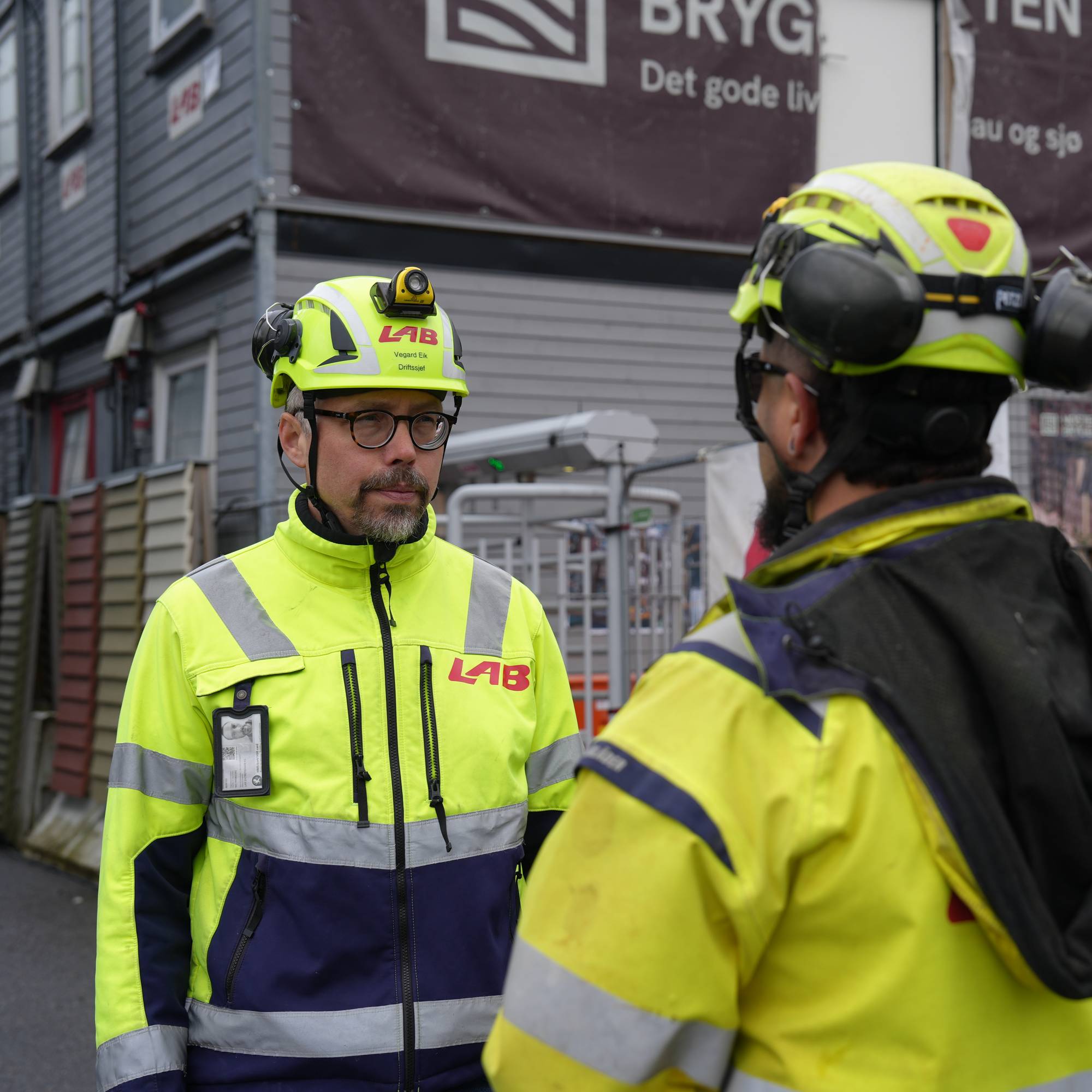 Driftssjef Vegard Eik i LAB Entreprenør snakkar med arbeidar Kristoffer Oppedal på byggeplass på Nøstet i Bergen: Obos-prosjekt med 94 leilegheiter