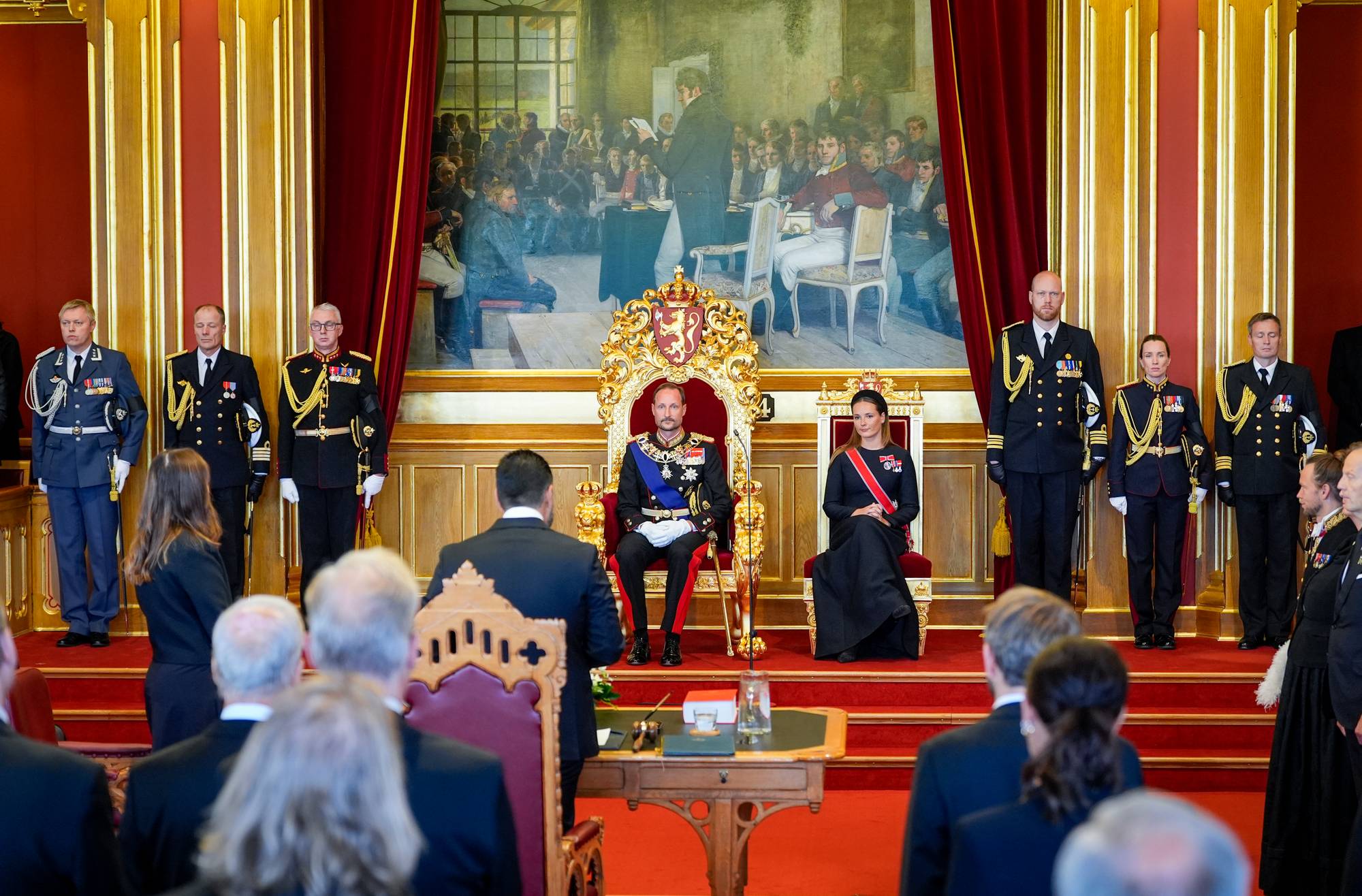 Kong Haakon VIII avlegger ed i henhold til Grunnloven i Stortinget med kronprinsesse Ingrid Alexandra ved sin side.