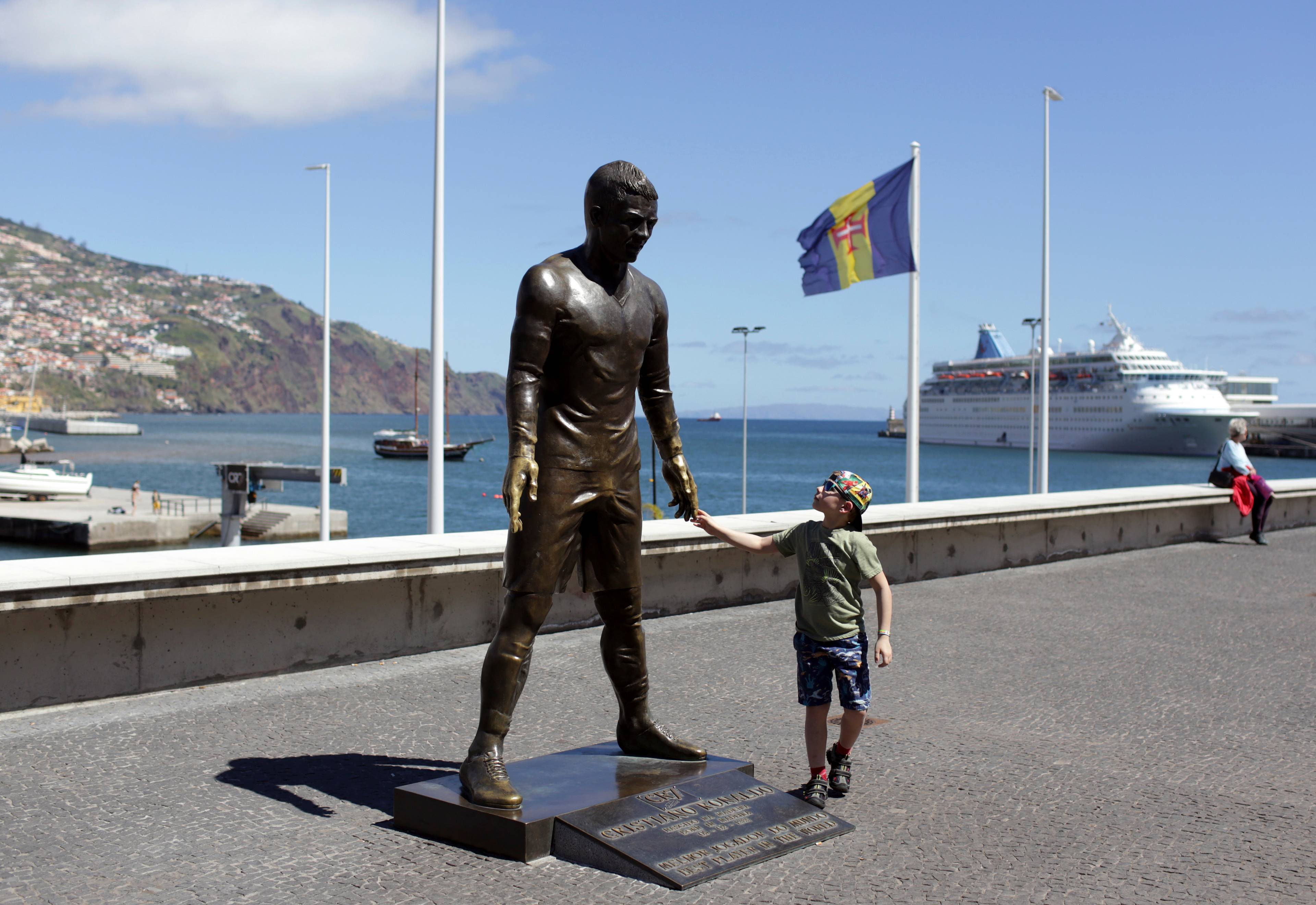 En gutt tar på statuen av Cristiano Ronaldo som står i Funchal på øya Madeira i Portugal. Madeira er hjemplassen til Ronaldo.