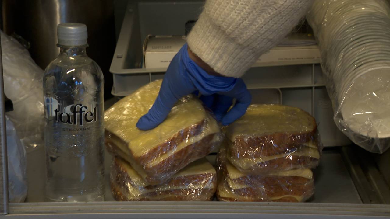 Frelsesarmeen deler ut matpakker fra sykkelen