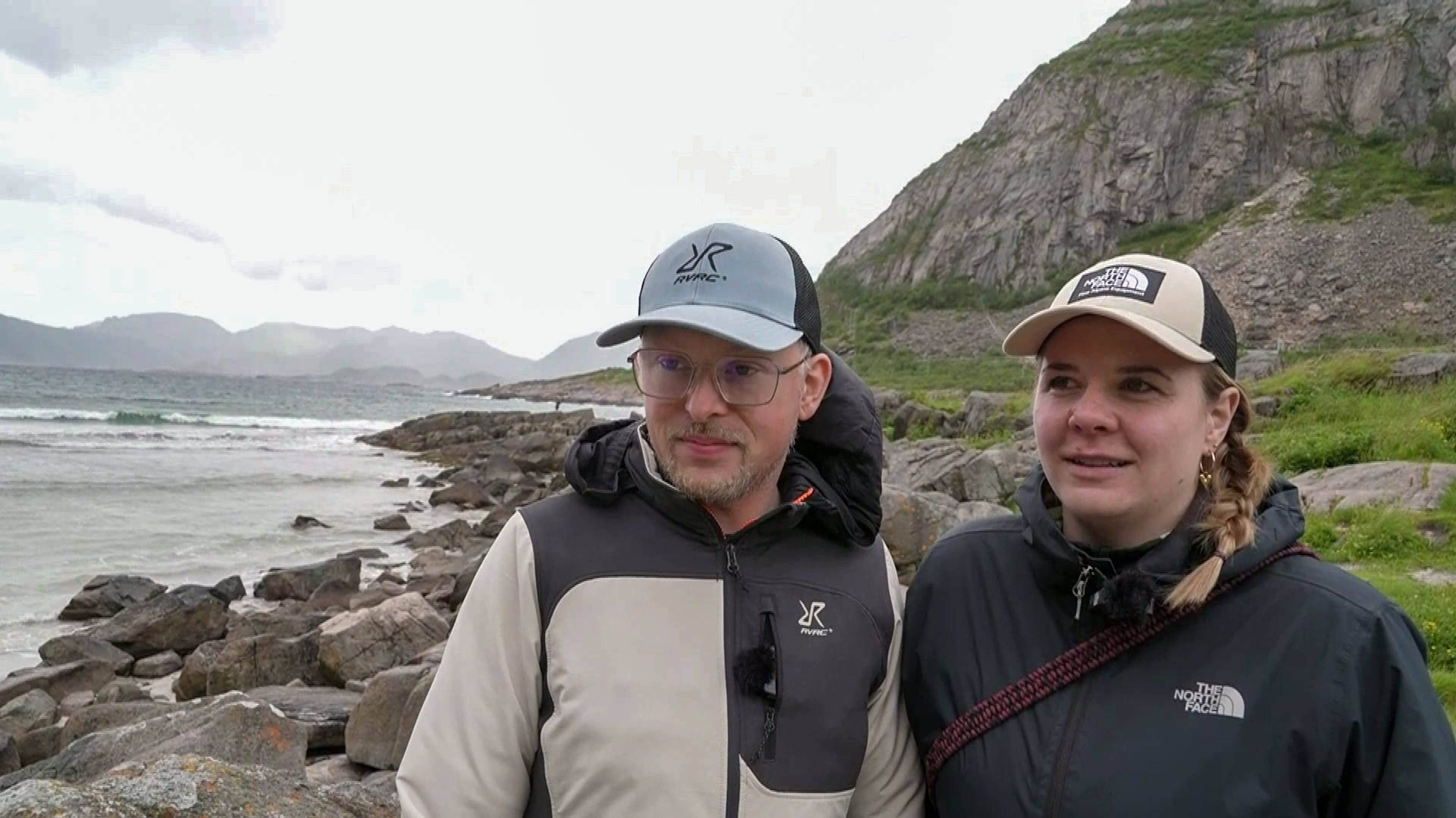 Christian og Antonia Denke fra Tyskland har bodd på hotell og Airbnb i Loften.  Vi ville ønsket å betale skatten for å støtte området og folkene som bor her, sier Christian.  Jeg synes det er helt greit at man må betale skatt, det må man mange andre steder også, sier Antonia.