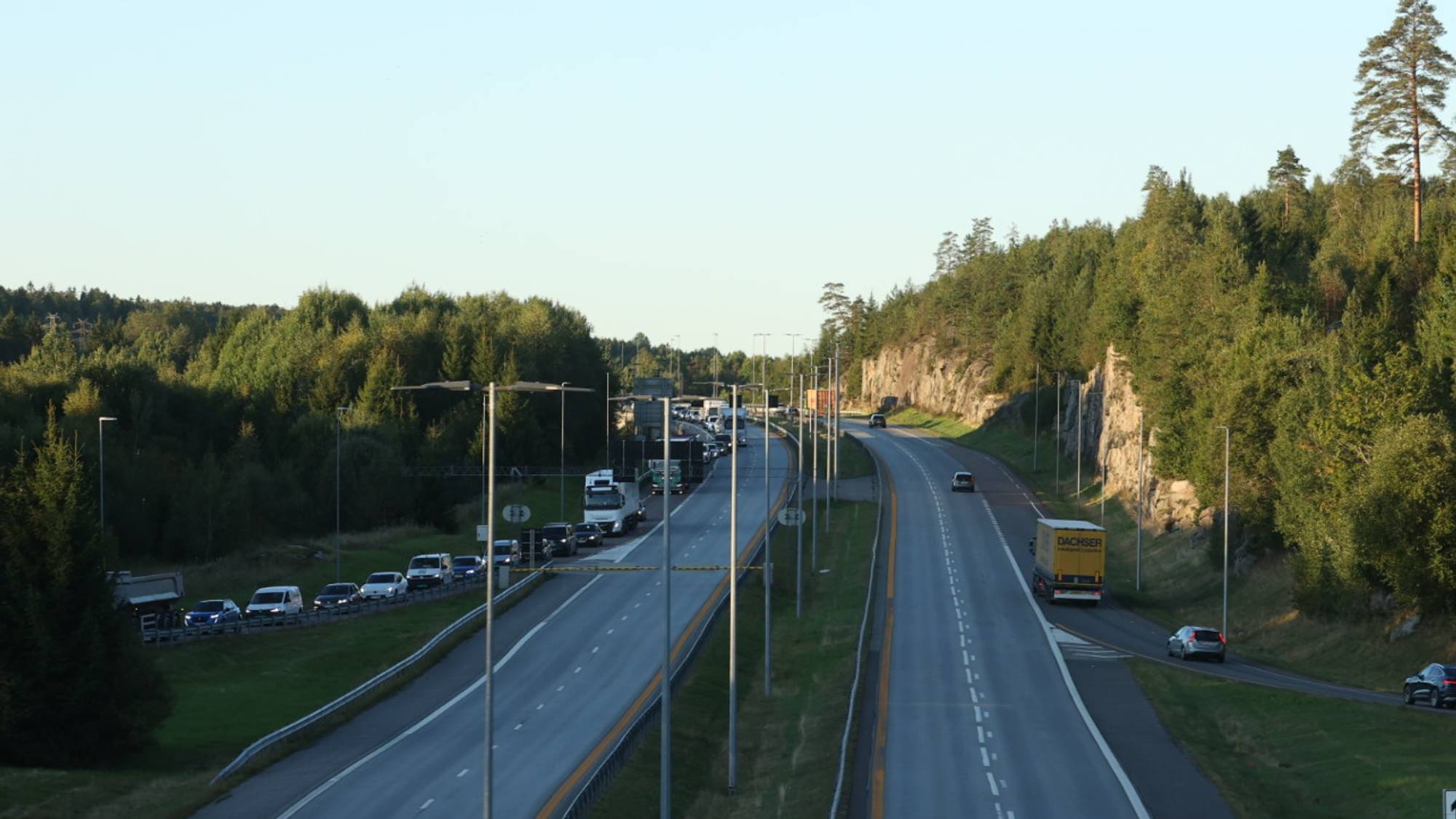 Biler i kø langs en motorvei.