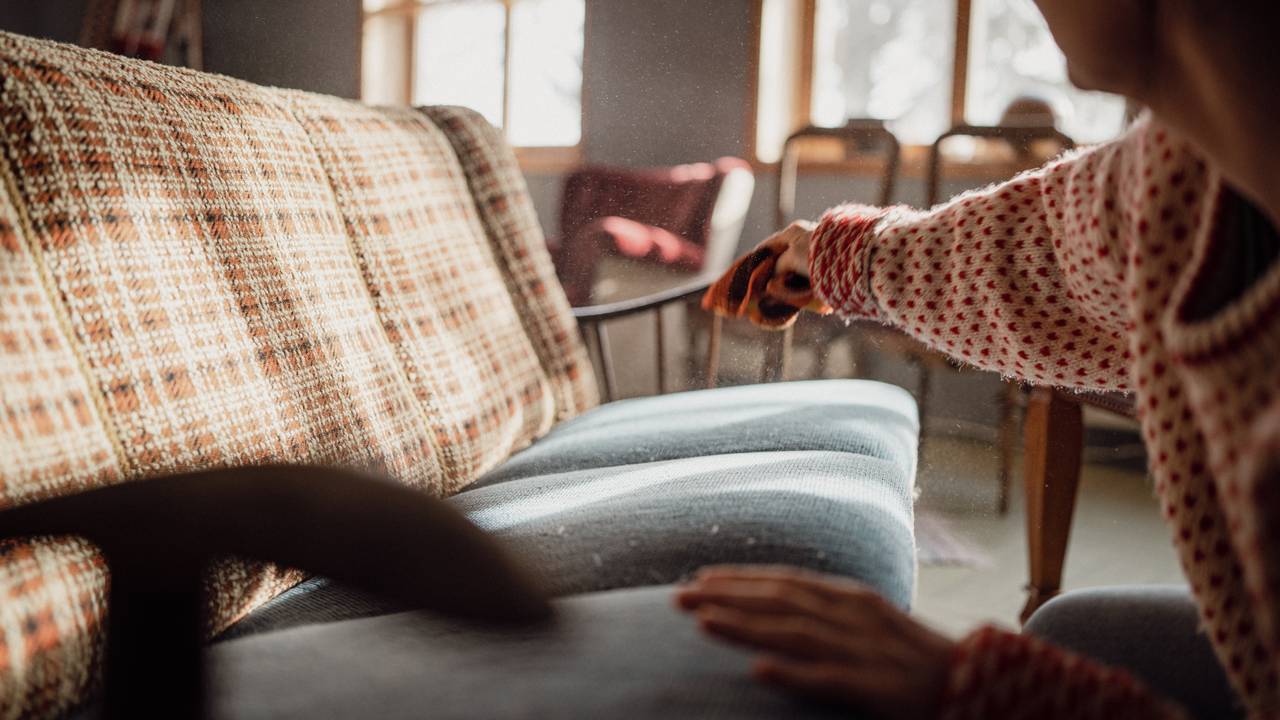 Marthe Spjelkavik Nordset vaskar ein gamal sofa