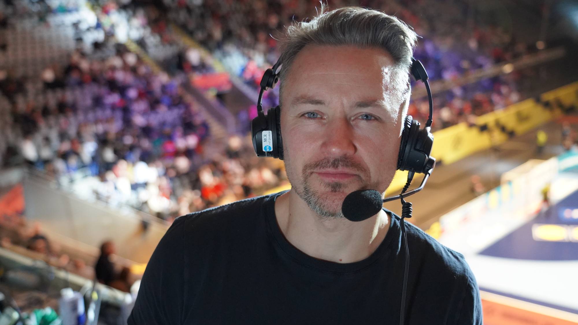 En mann med headset