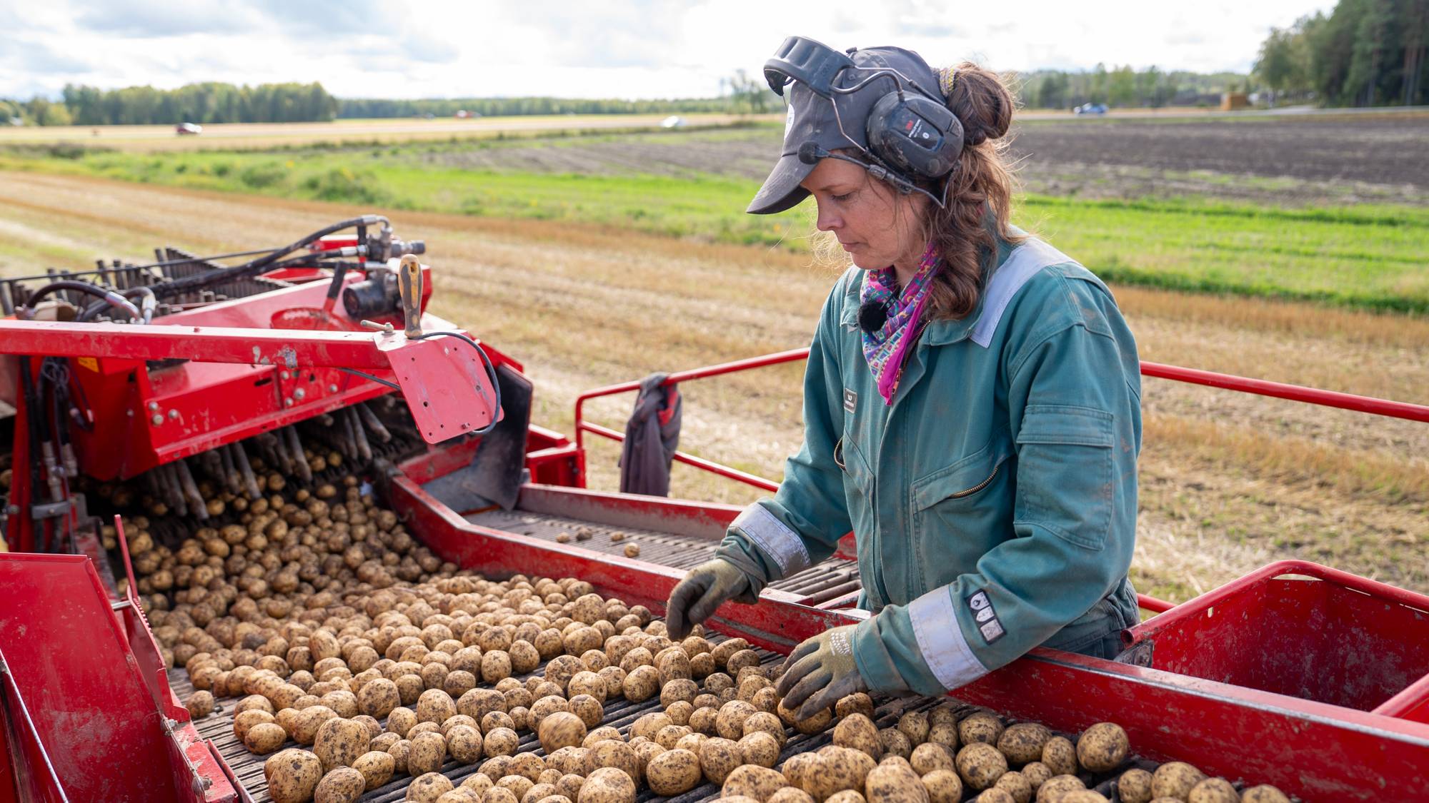 Tina Strøm oppe på en traktor