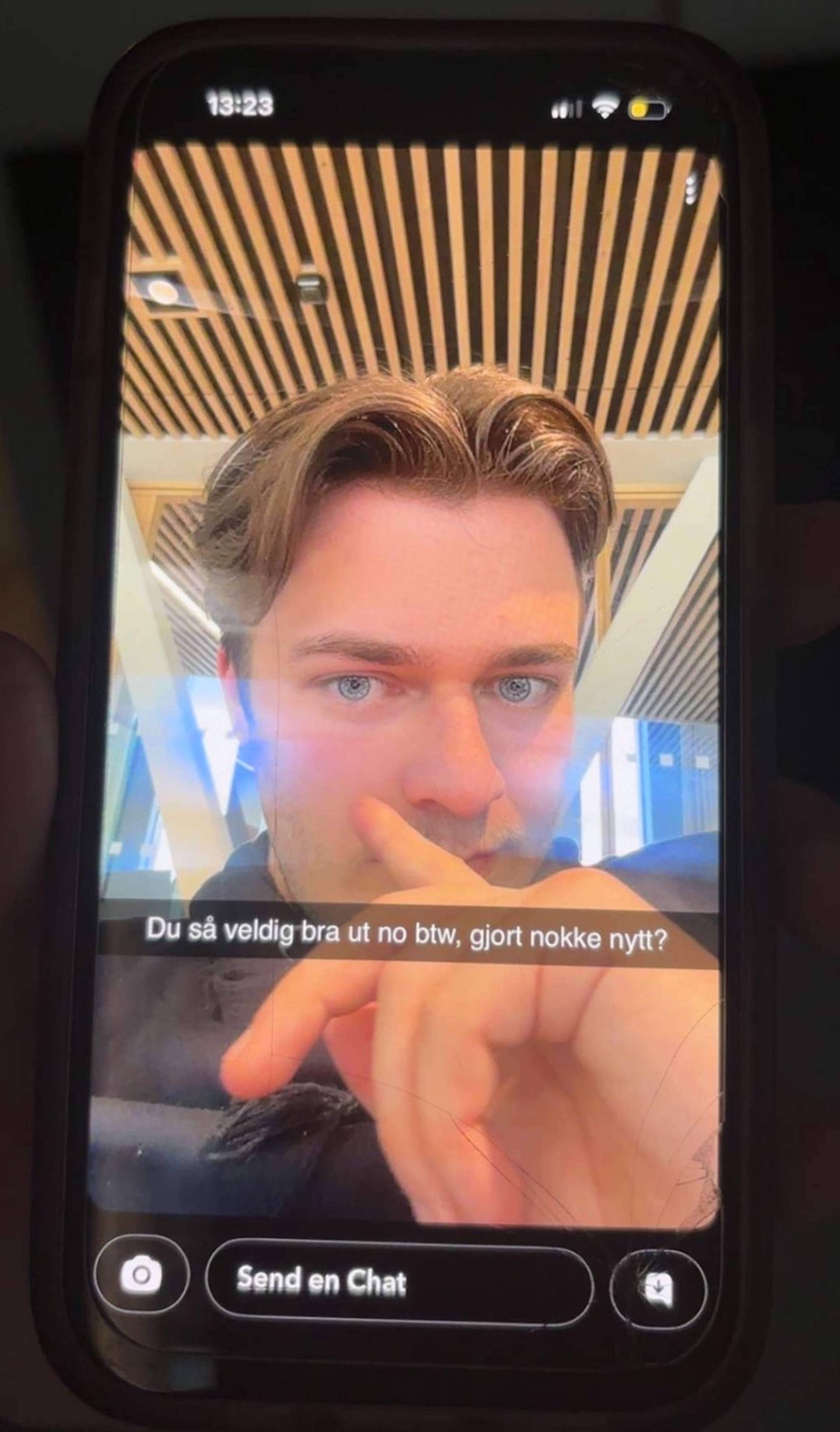 Mobilskjermbilde av en ung mann som tar en selfie. Bildet har tekst på norsk. (Bildebeskrivelsen er laget av en KI-tjeneste)