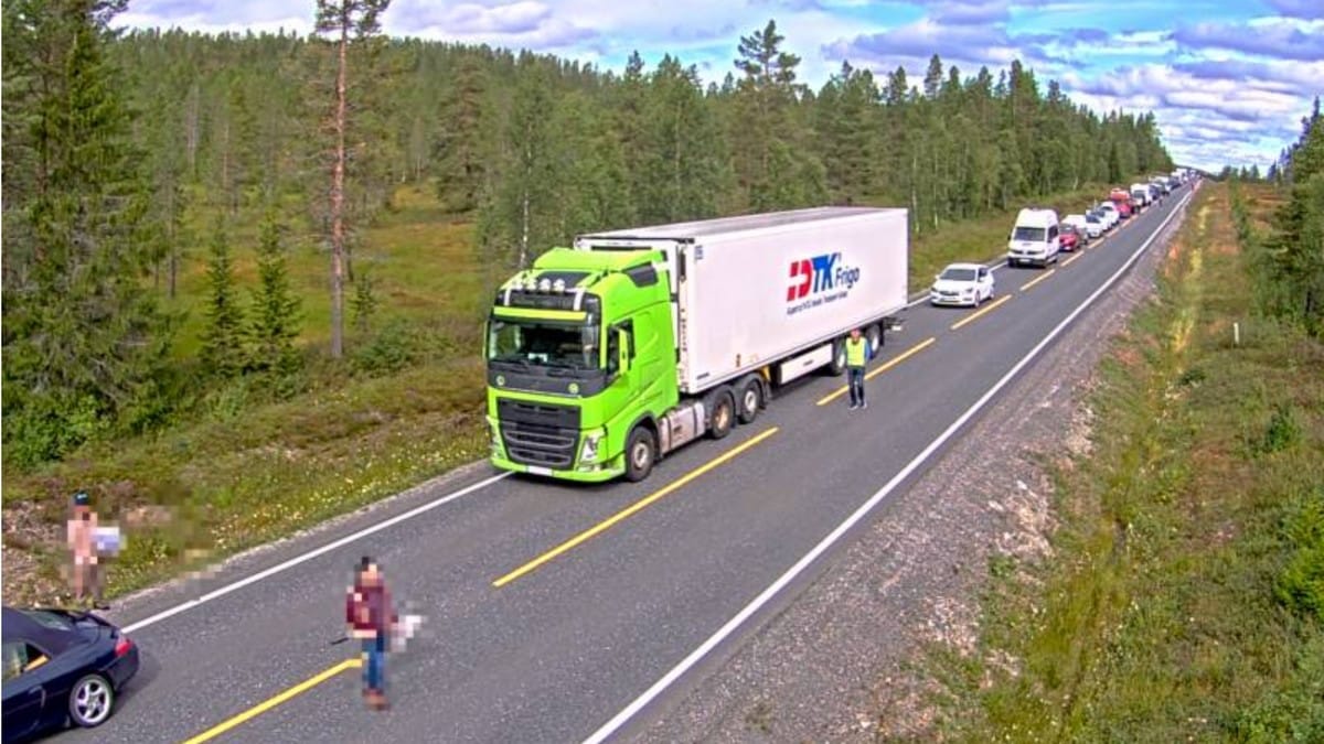 Flere skadd i bussvelt i Namsskogan En buss med rundt 30 personer har velta og ligger på siden av E6 i Namsskogan kommune i Trøndelag. Redningshelikopter fra både Ørland og Bodø er sendt til stedet.