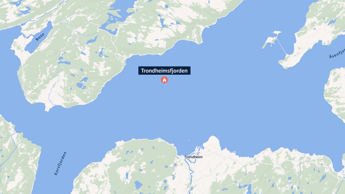 Båt brenner i Trondheimsfjorden
