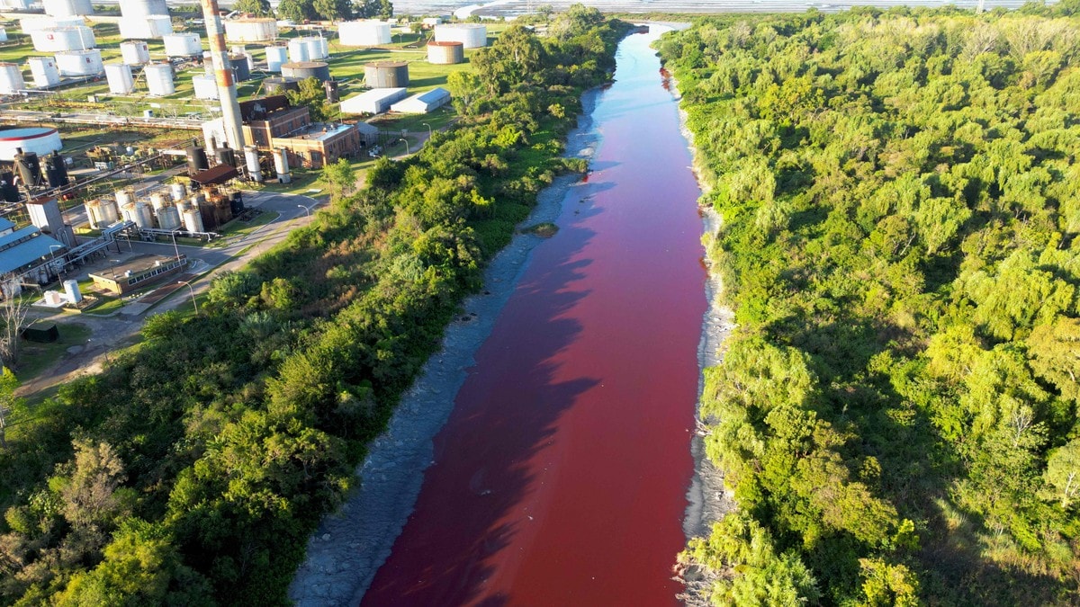 Kanal farget rød i Buenos Aires