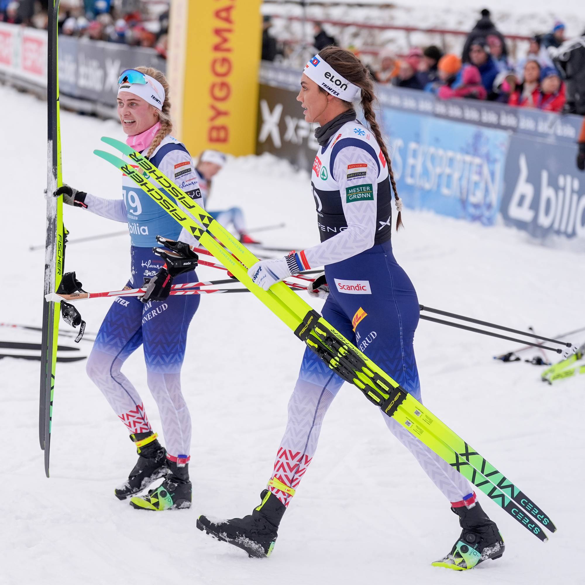 to kvinner med ski