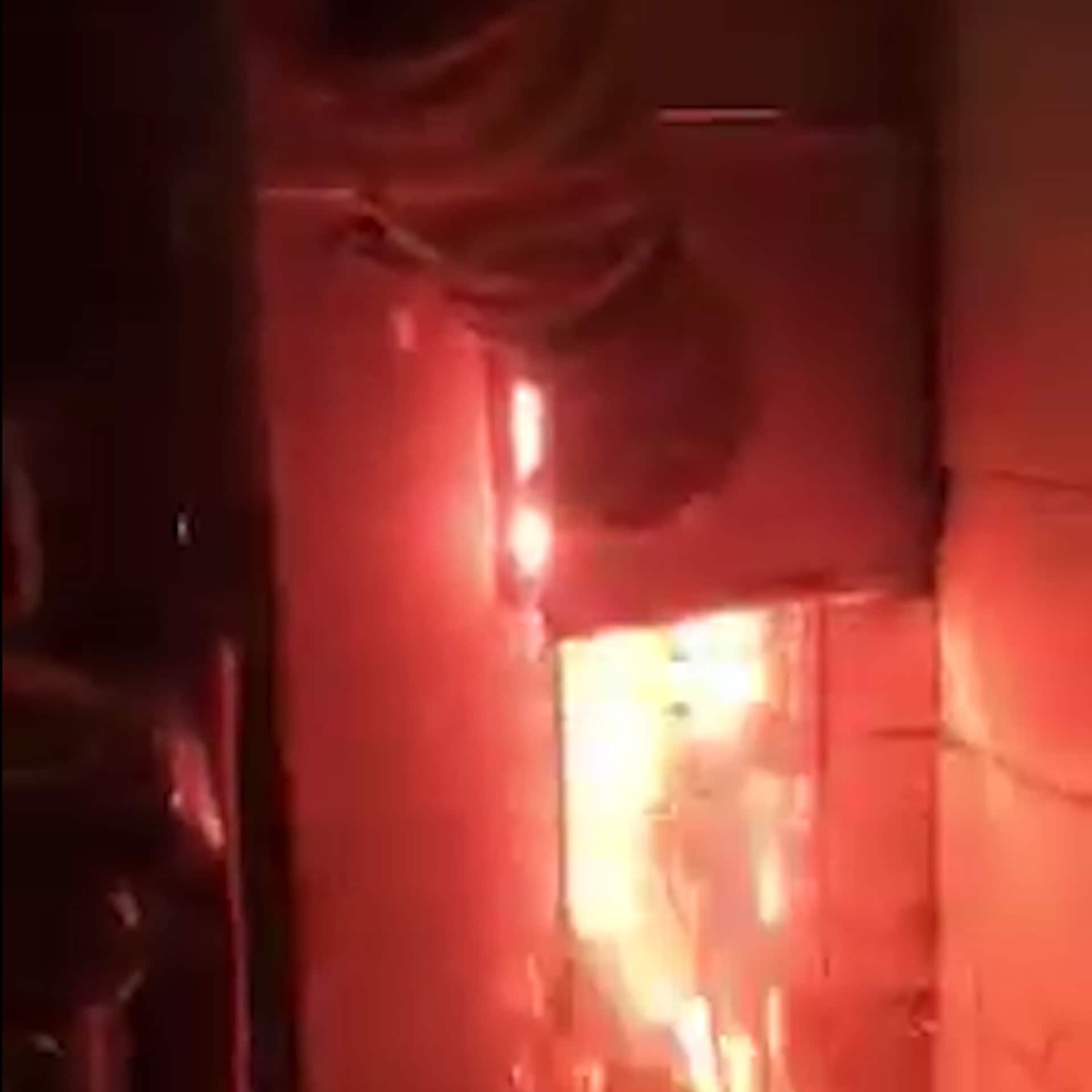 Rødglødende «lava» renner ut når brannkonstabelen slukker pipebrannen