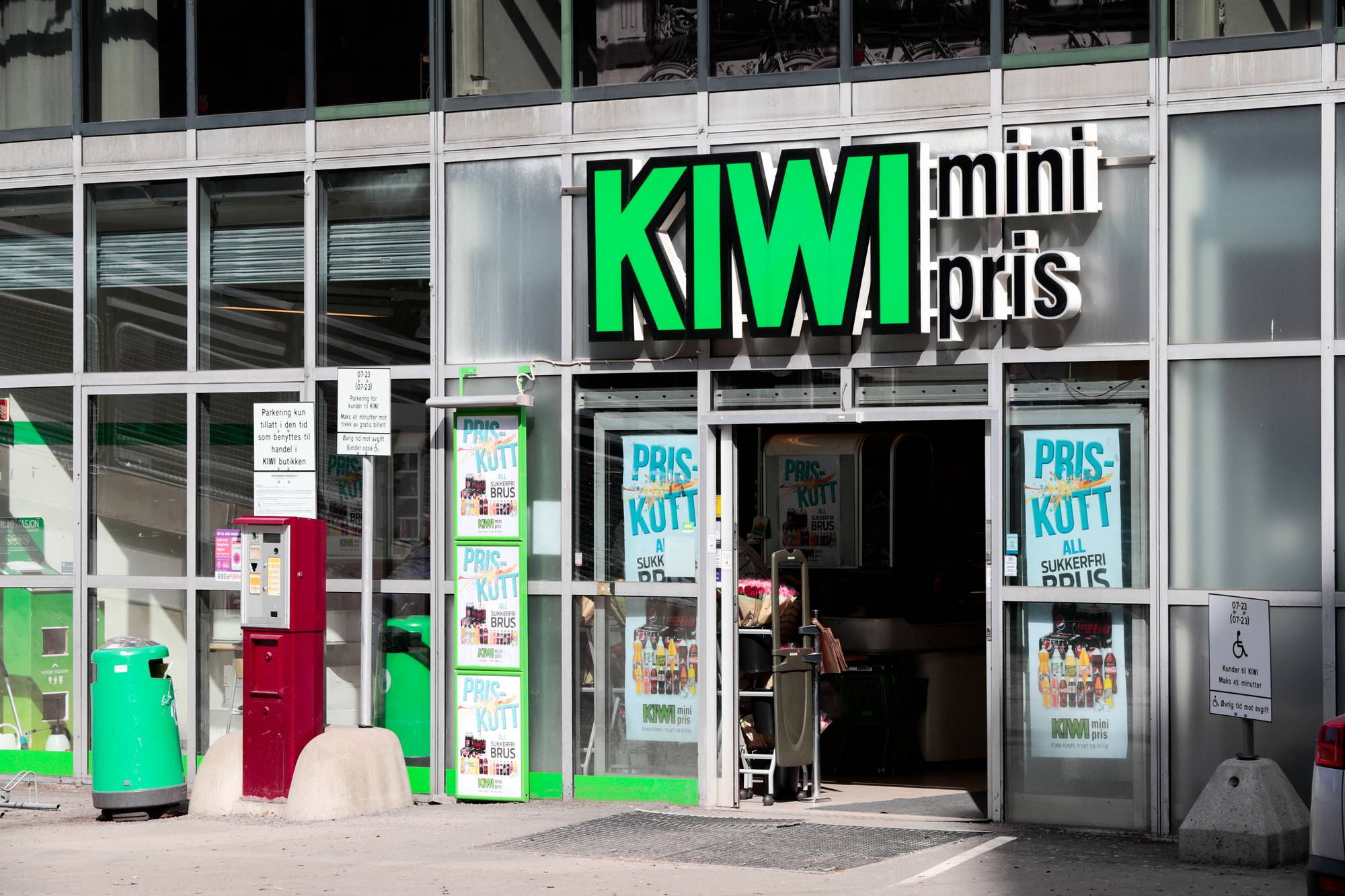 En butikkfront med skilt kiwi