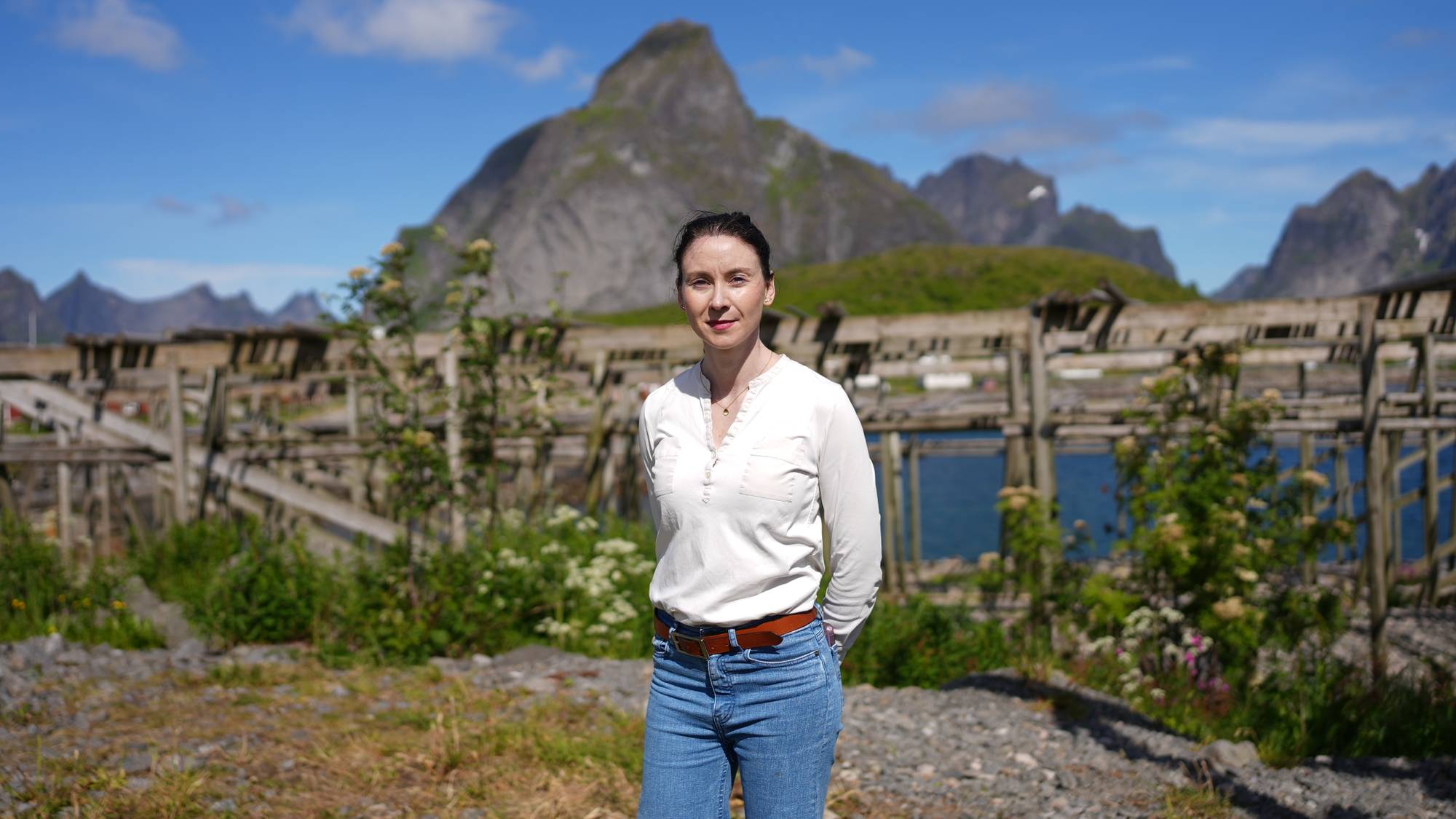 Ordfører og innbygger prater om droner i kommunen.