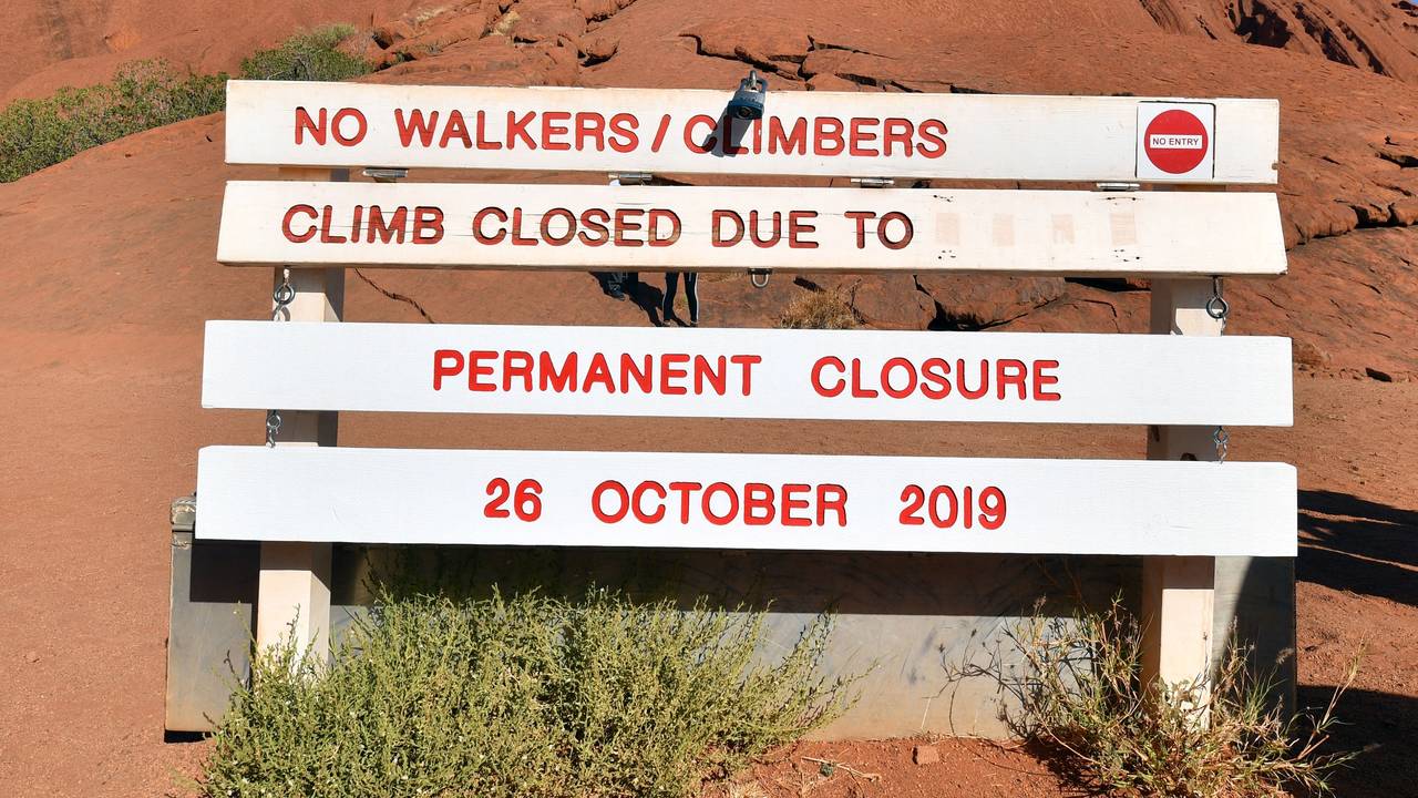 Skilt som forteller at Uluru er stengt