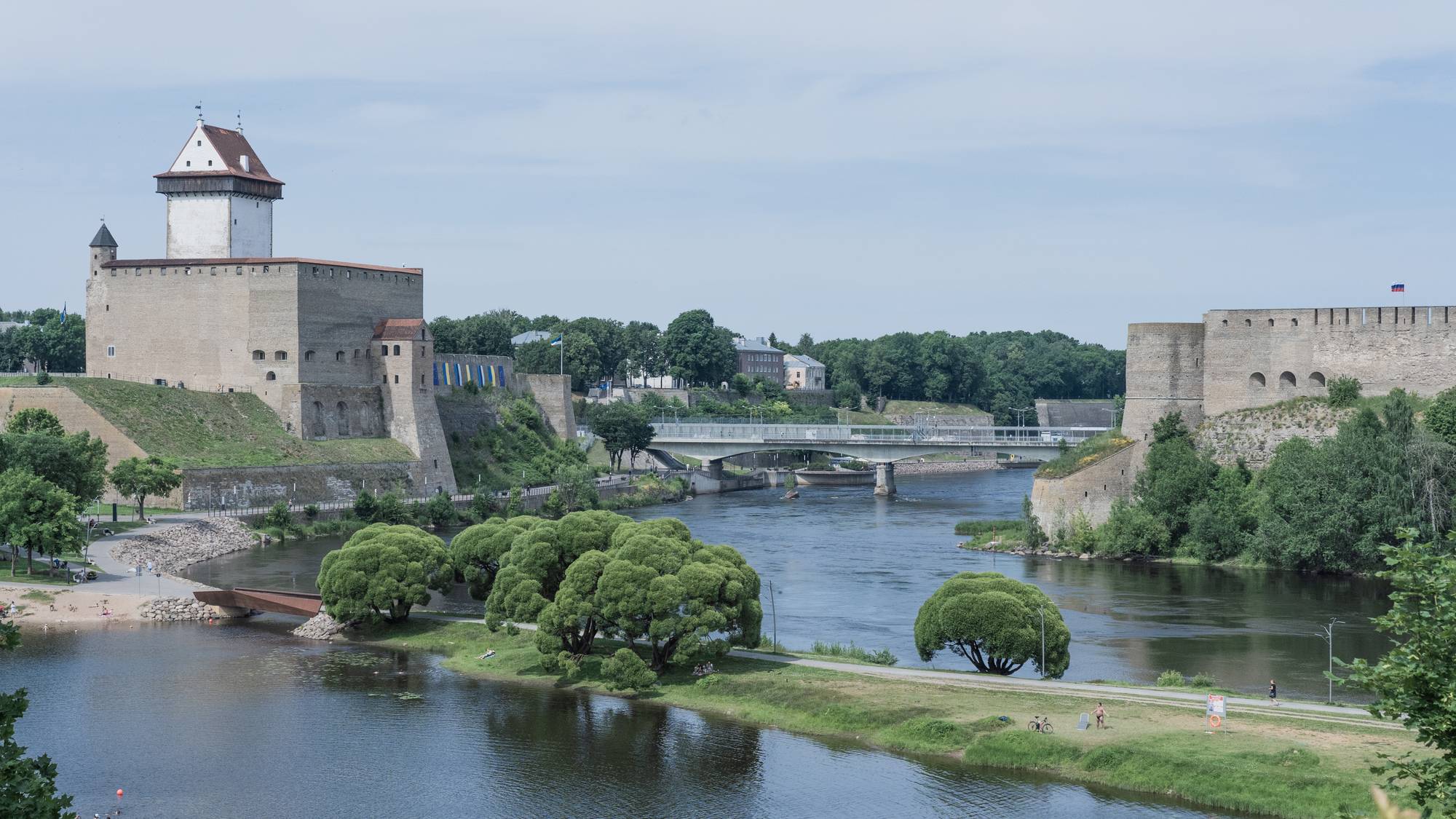 Vennskapsbroen mellom Narva (venstre) og Russland (høyre)