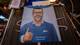 Vegard T. Blakstad/NRK En valgplakat av Kent Ranum under valget 2023. En animert figur av Ranum som holder tommelen opp.