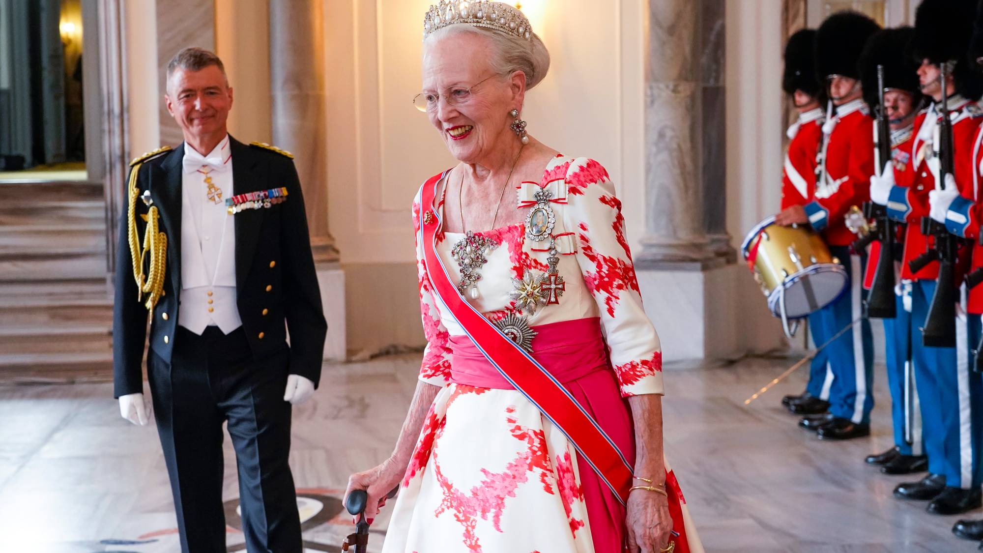 Bilde av dronning Margrethe ikledd en rød kjole. 