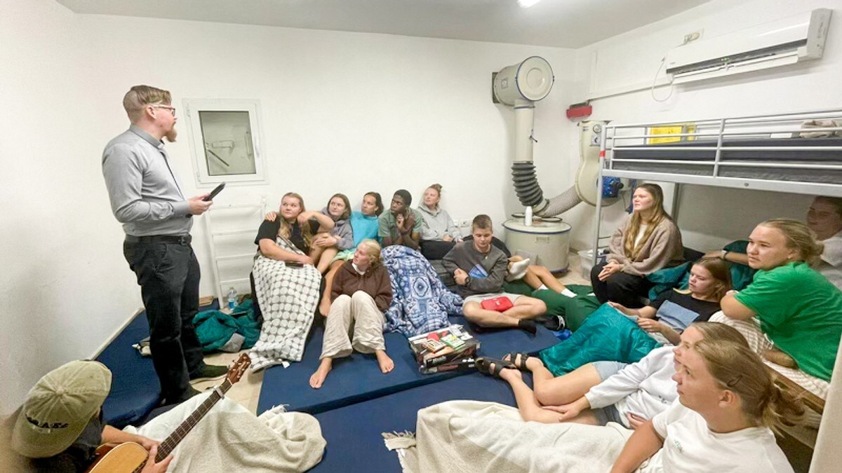 14 norske elever fra Helgeland fast i krigsherjede Israel skal dra med båt