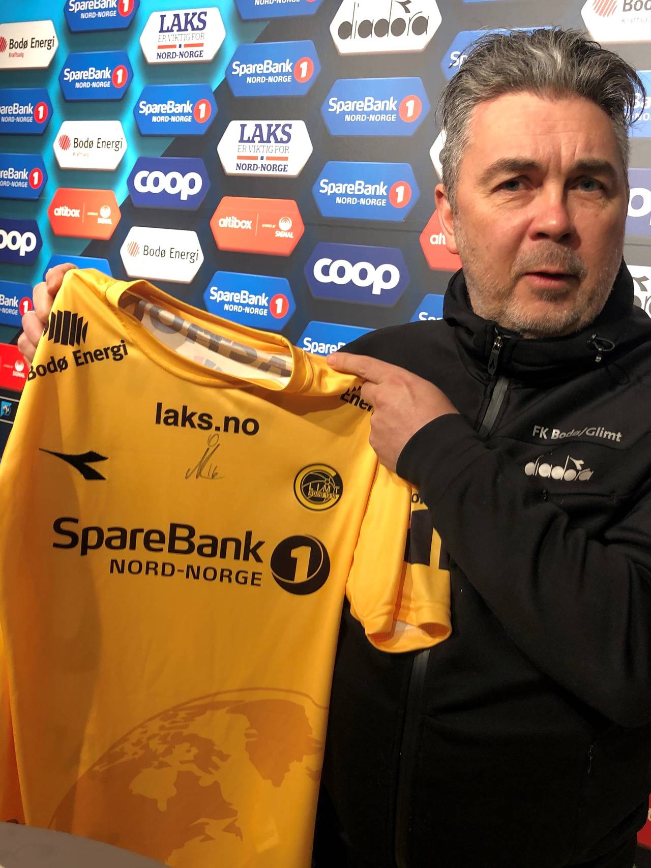 Sparebank1 Nord-Norge fortsetter som generalpartner/hovedsponsor for Bodø/Glimt på Aspmyra i 2021-sesongen i eliteserien, her viser Frode Thomassen i klubben frem årets drakt.