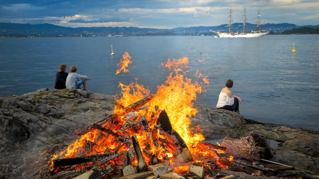 NESODDEN 20150624.Midtsommerfeiring rundt sankthansbål på Hellviktangen på Nesodden i Akershus tirsdag kveld.Foto: Heiko Junge / NTB scanpix NESODDEN 20150624.Midtsommerfeiring rundt sankthansbål på Hellviktangen på Nesodden i Akershus tirsdag kveld.Foto: Heiko Junge / NTB scanpix