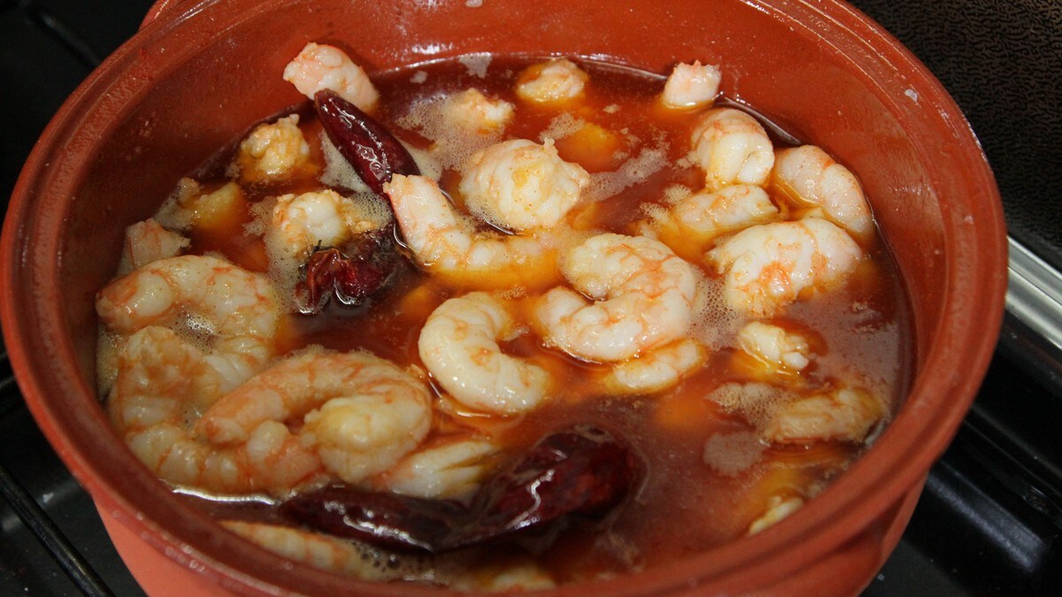 Reker i hvitløk og chili - gambas pil pil – NRK Mat – Oppskrifter og ...