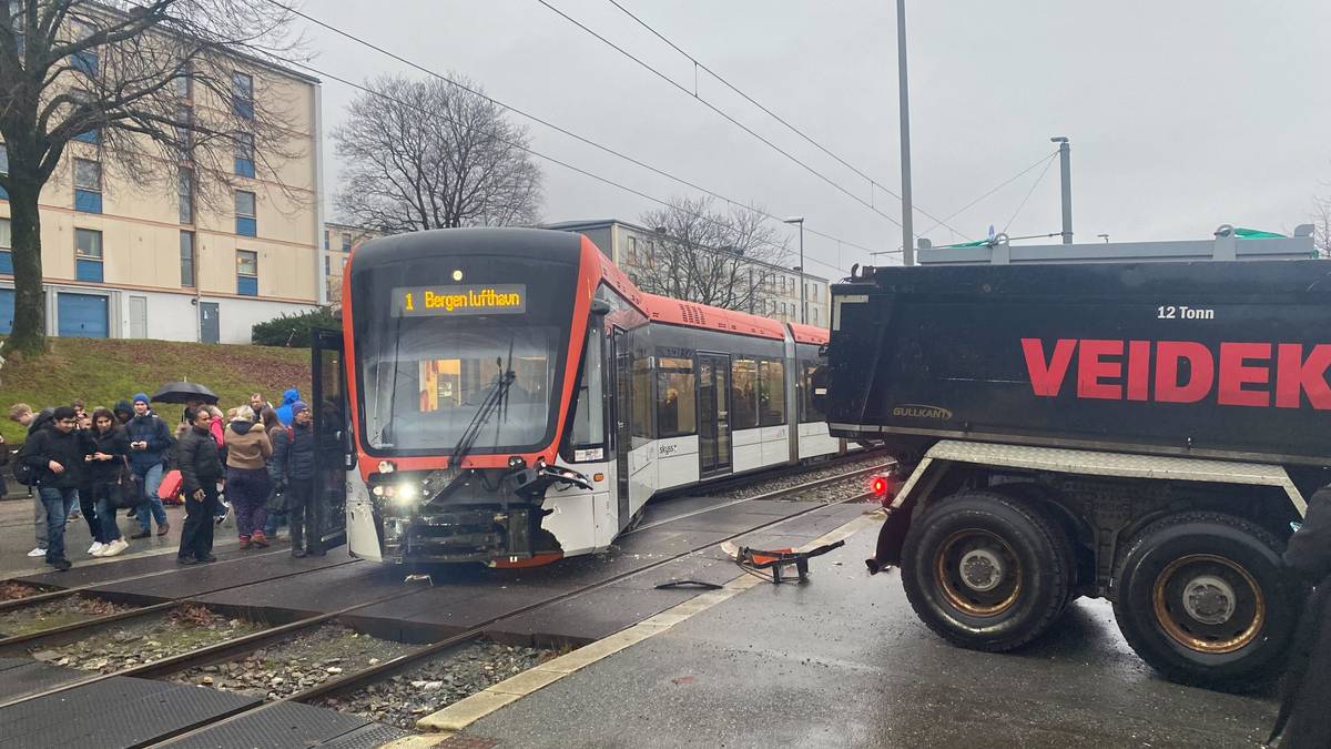 Lastebil og bybanevogn har kollidert på Slettebakken i Bergen