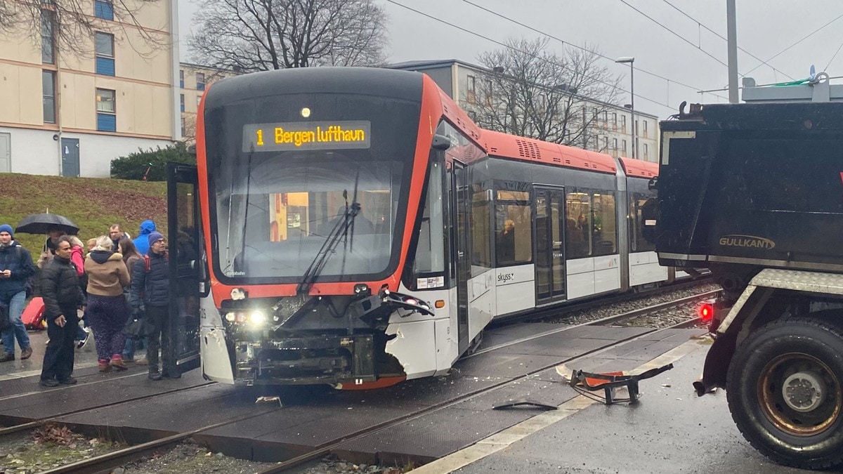 Arbeidet vil ta tid etter kollisjon mellom lastebil og bybane