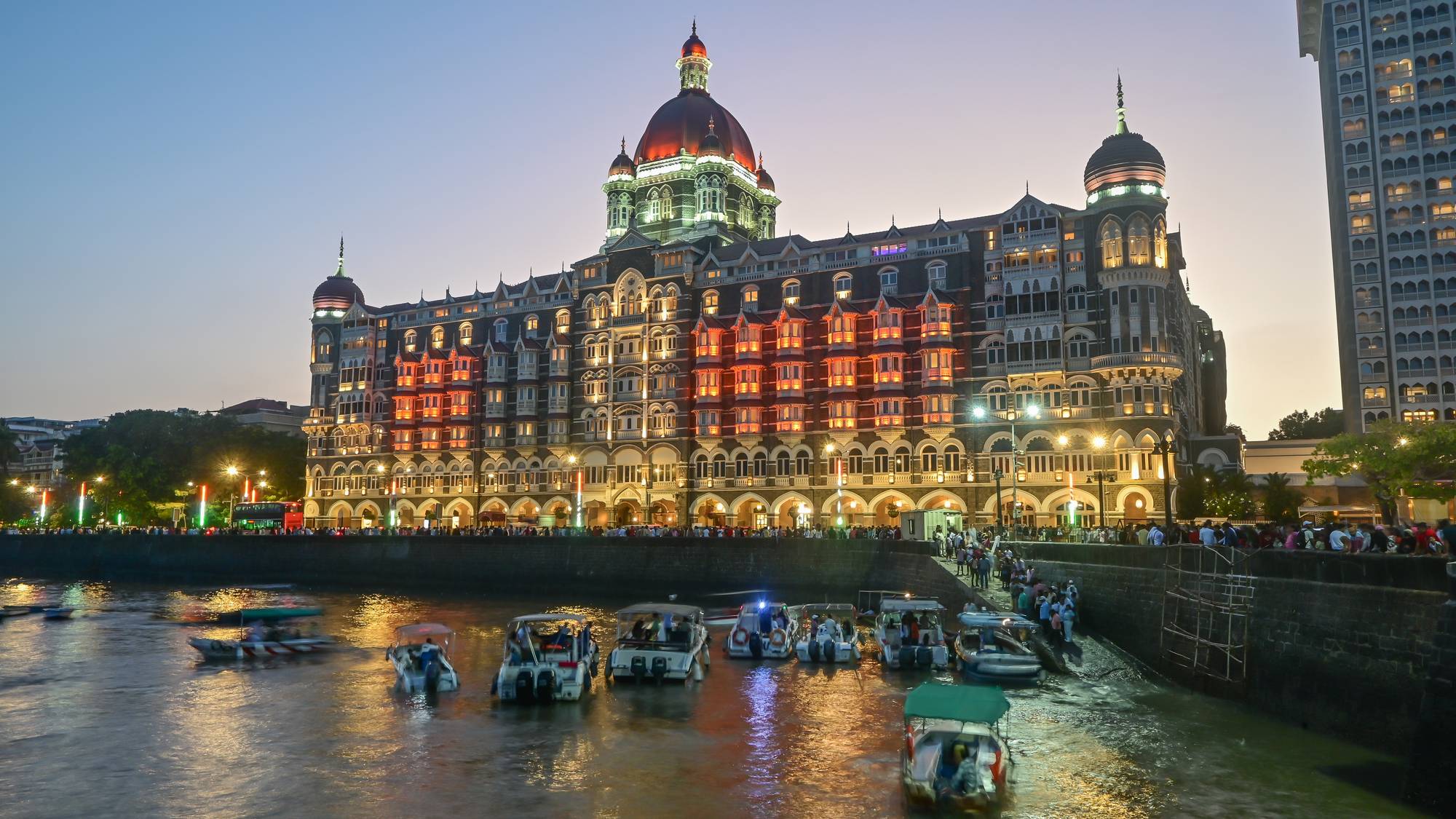 Taj Mahal Palace Hotel at twilight. Ikonisk luksushotell i Mumbai.