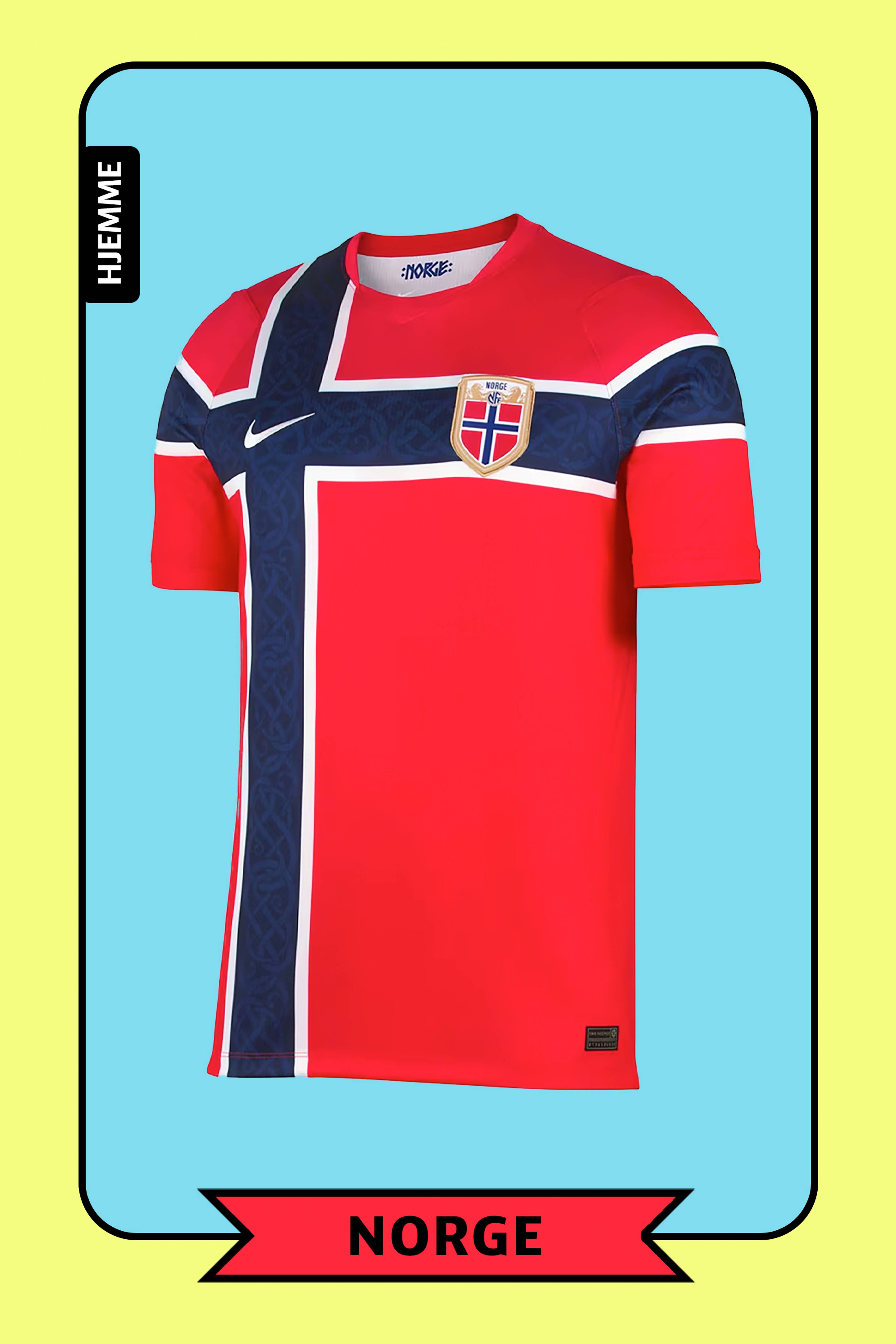 En rød fotballtrøye med det norske flagget