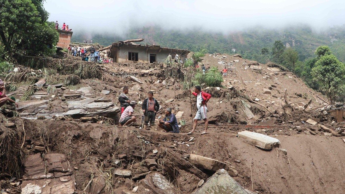 Minst 12 døde i leirskred i Nepal