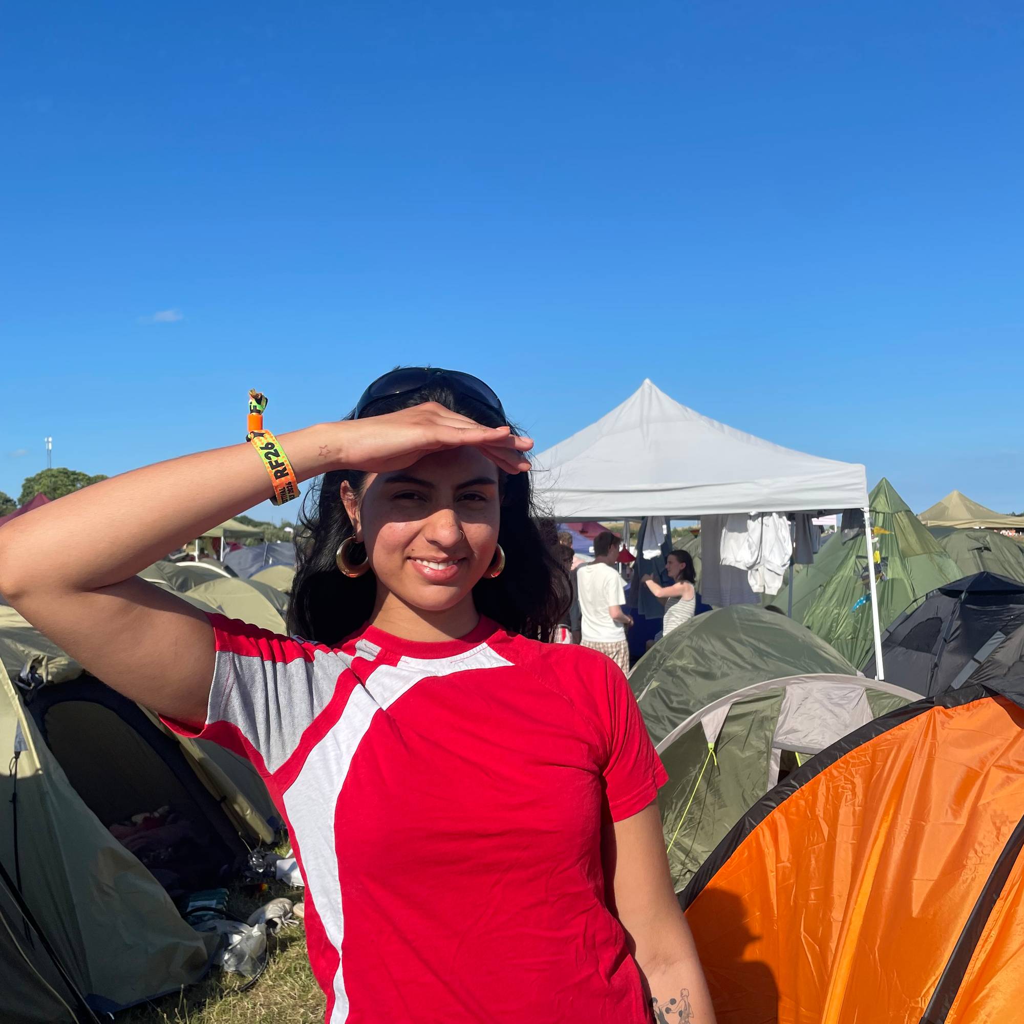 Jente i rød t-skjorte på festivalområde.