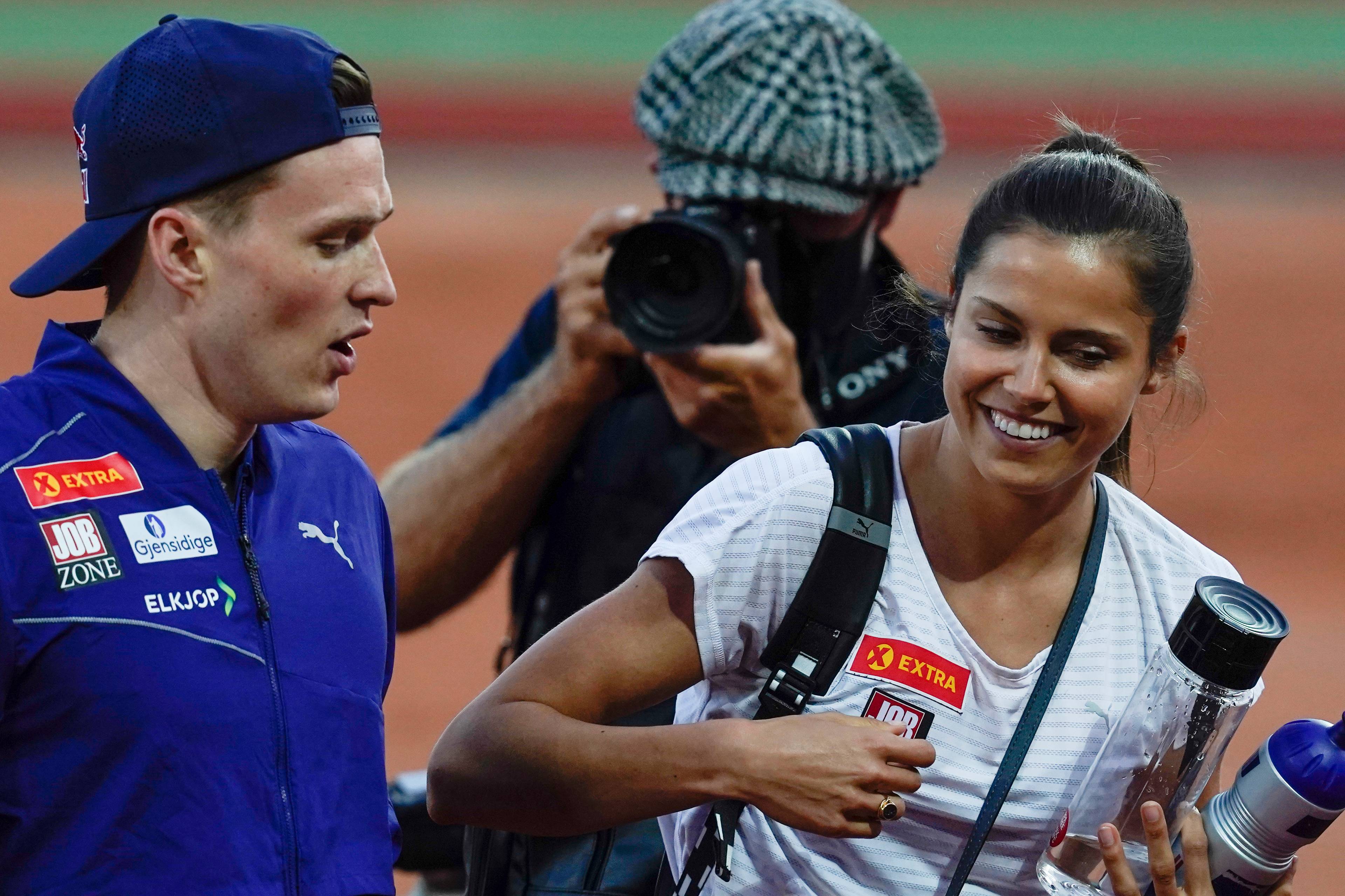 Oslo 20210604. Karsten Warholm og Amalie Iuel etter 300 meter hekk for menn under Bislett Night of Highlights på Bislett stadion i Oslo fredag kveld.Foto: Lise Åserud / NTB