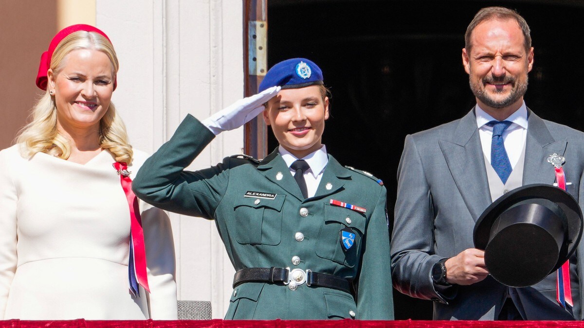 Prinsesse Ingrid Alexandra i uniform på slottsbalkongen