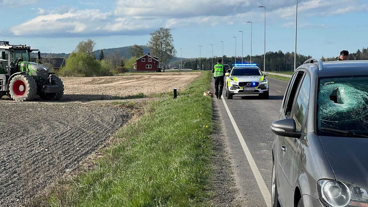 Fikk gjenstand inn frontruta - kvinne er kjørt til sykehus