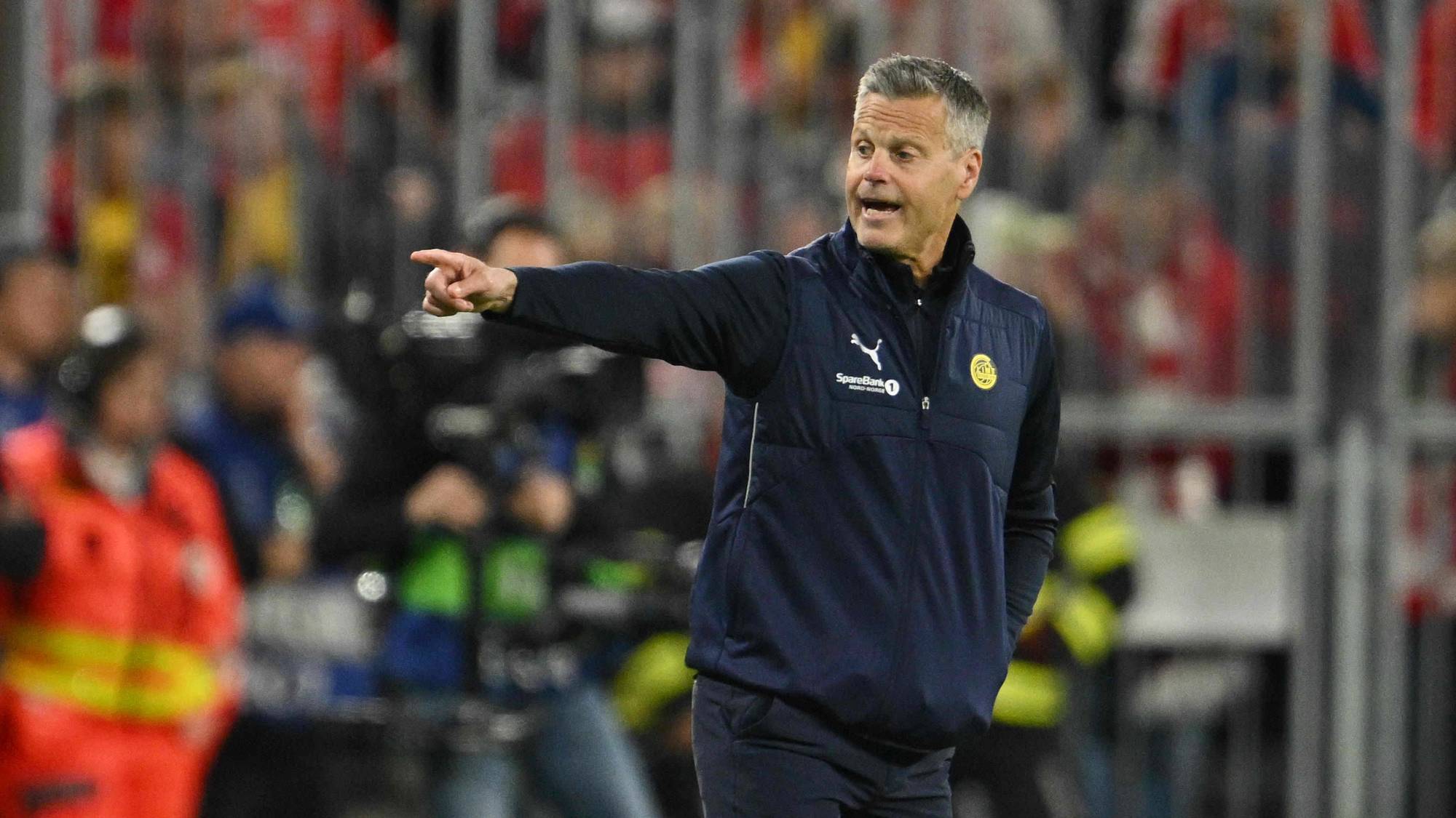 Fotballtrener Kjetil Knutsen dirigerer spillere fra sidelinjen på en gressbane. (Bildebeskrivelsen er laget av en KI-tjeneste)
