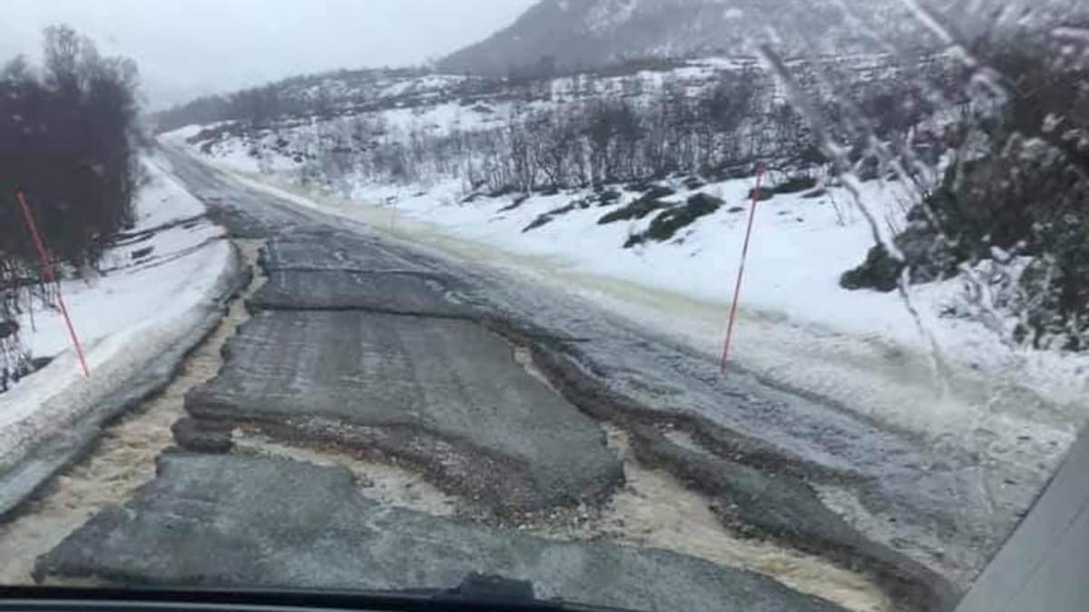 Fylkesveien på Reinøya utenfor Tromsø er fullstendig ødelagt. Nå kan den  verken fikses eller brøytes – NRK Troms og Finnmark – Lokale nyheter, TV og  radio