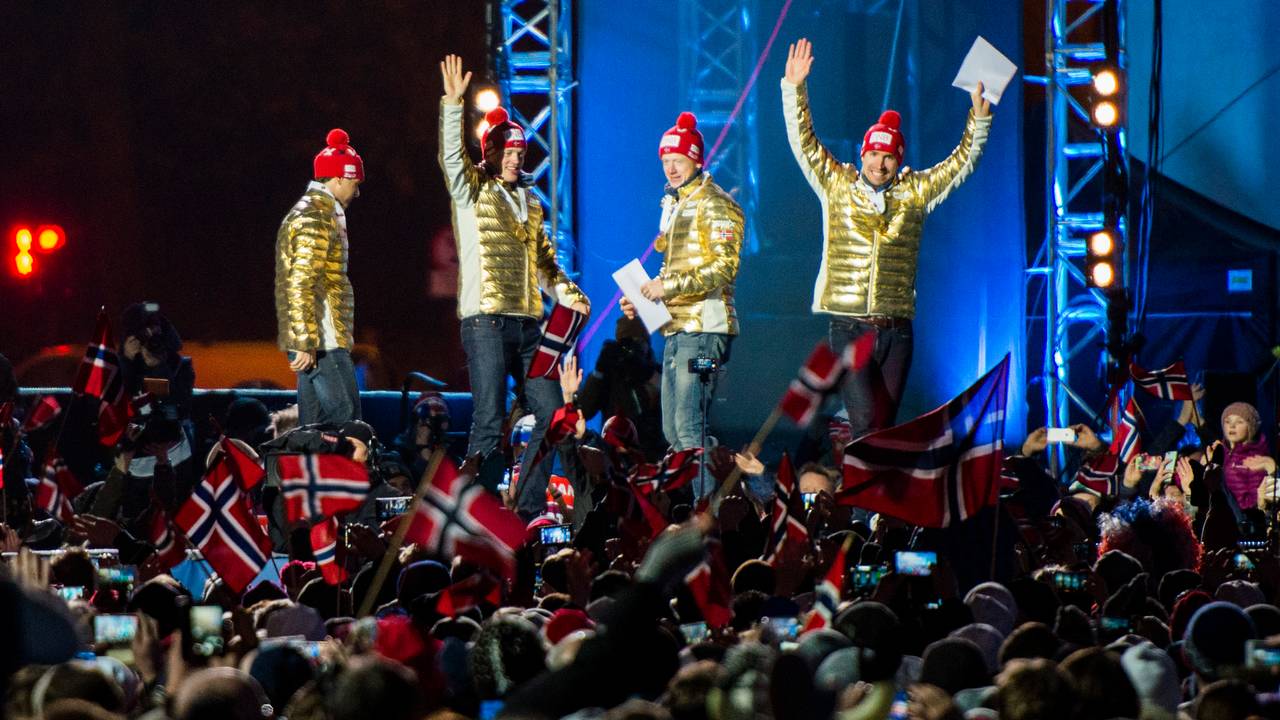 Emil Hegle Svendsen, Johannes Thingnes Bø, Tarjei Bø og Ole Einar Bjørndalen mottar gullmedaljer etter 4 x 7,5 km stafett menn på Medal Plaza på Universitetsplassen i Oslo lørdag kveld.