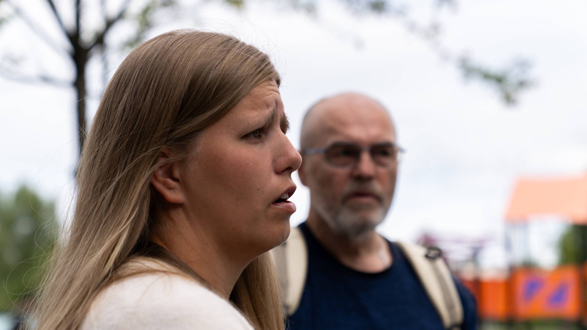 Cecilie prater til NRK med Einar Strand i bakgunn