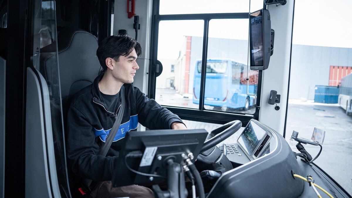 Oliver (20) kan få gratis bussertifikat og jobb – NHO applauderer nytt prosjekt
