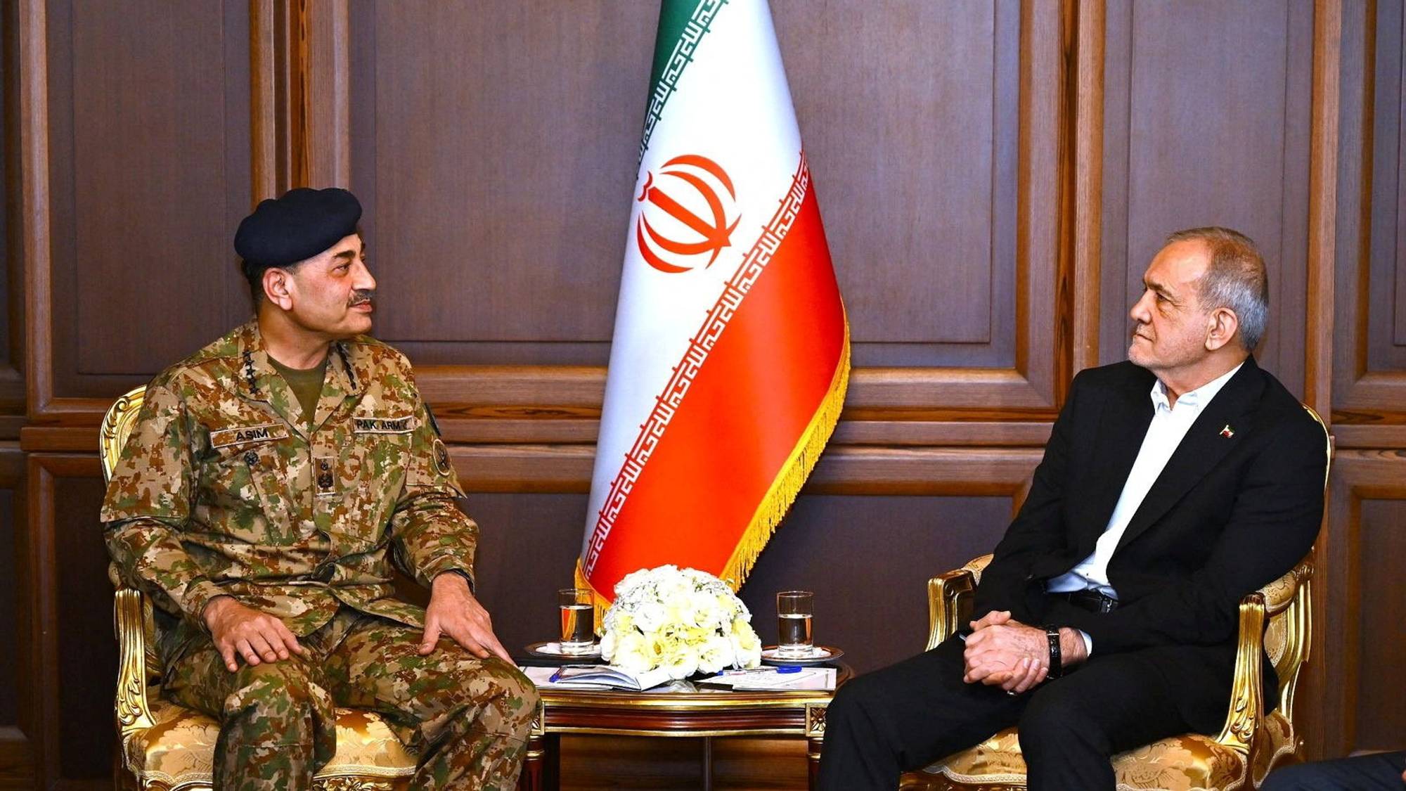 Irans president Masoud Pezeshkian (th) i møte med Pakistans hærsjef, feltmarskalk Asim Munir, i Teheran.
