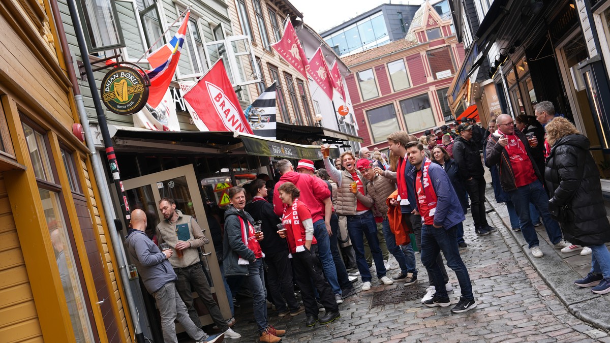 Brannsupportere i Stavanger sentrum før Viking-Brann FOTO: Magnus Stokka/NRK
