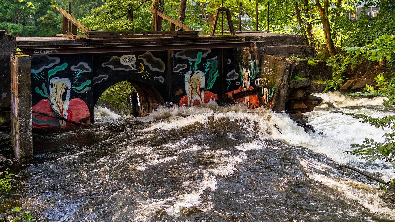 Bro med grafitti over Akerselva i Oslo.
