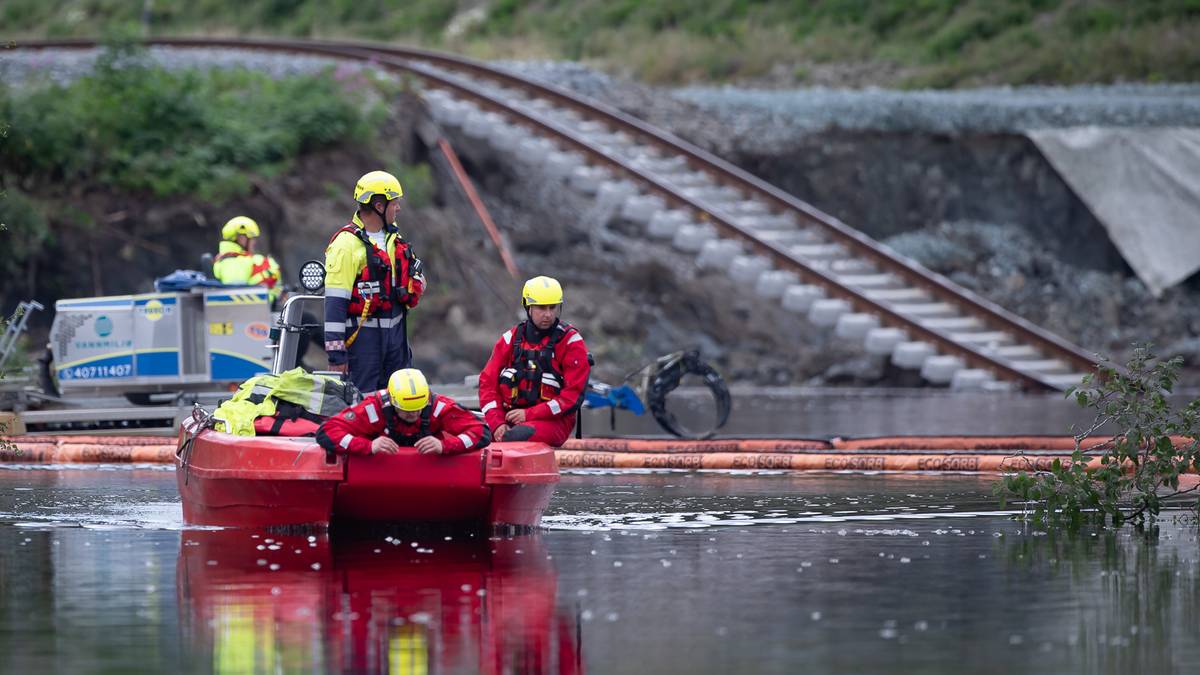 Venter ny gravemaskin som flyter på vannet