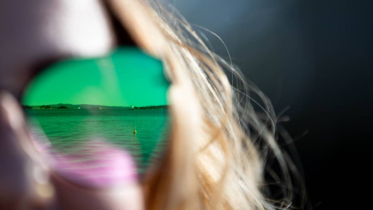 Oslofjorden sett i refleksen på en solbrilleglass