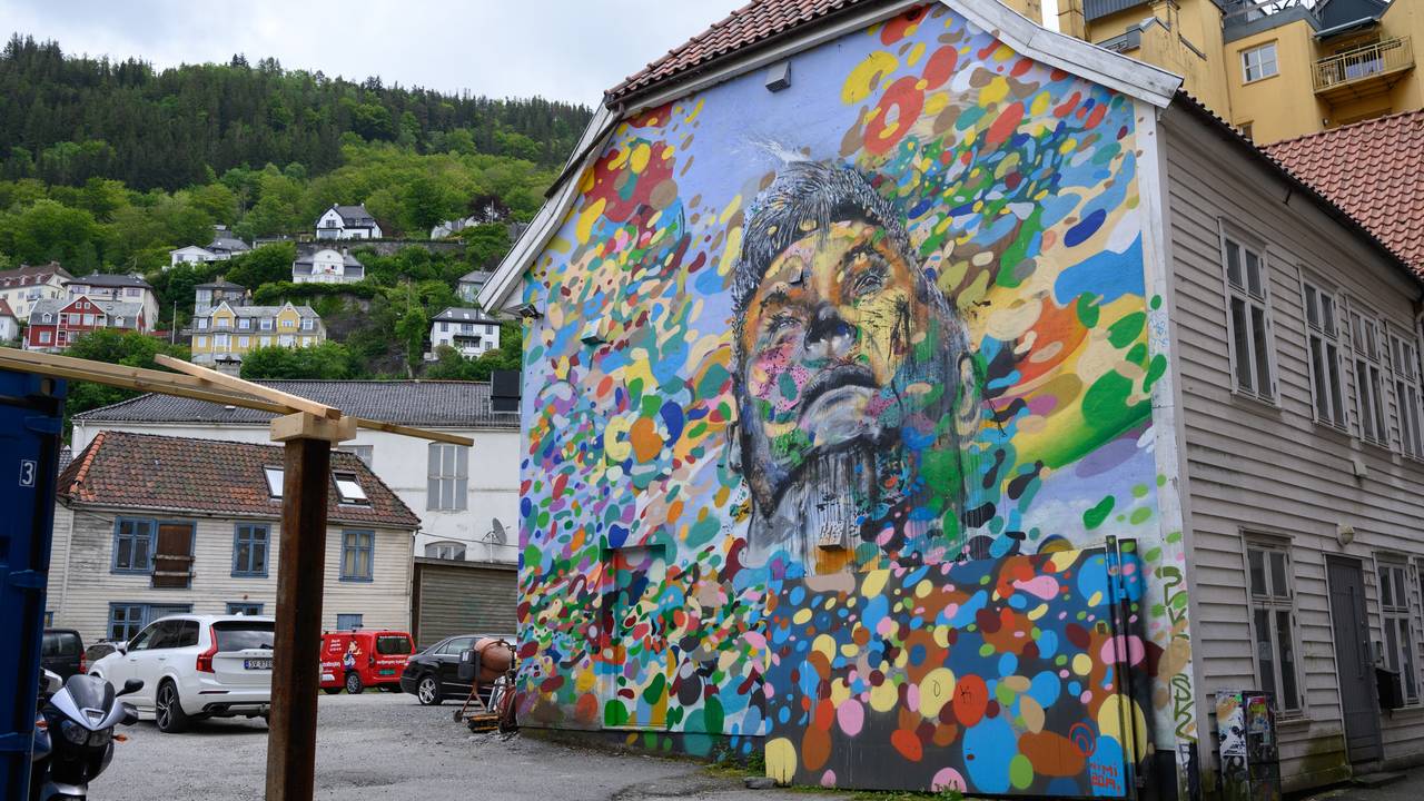 Gatekunst i Bergen. Kunstneren NIMI har dekorert en hel husvegg rett ved Litteraturhuset.