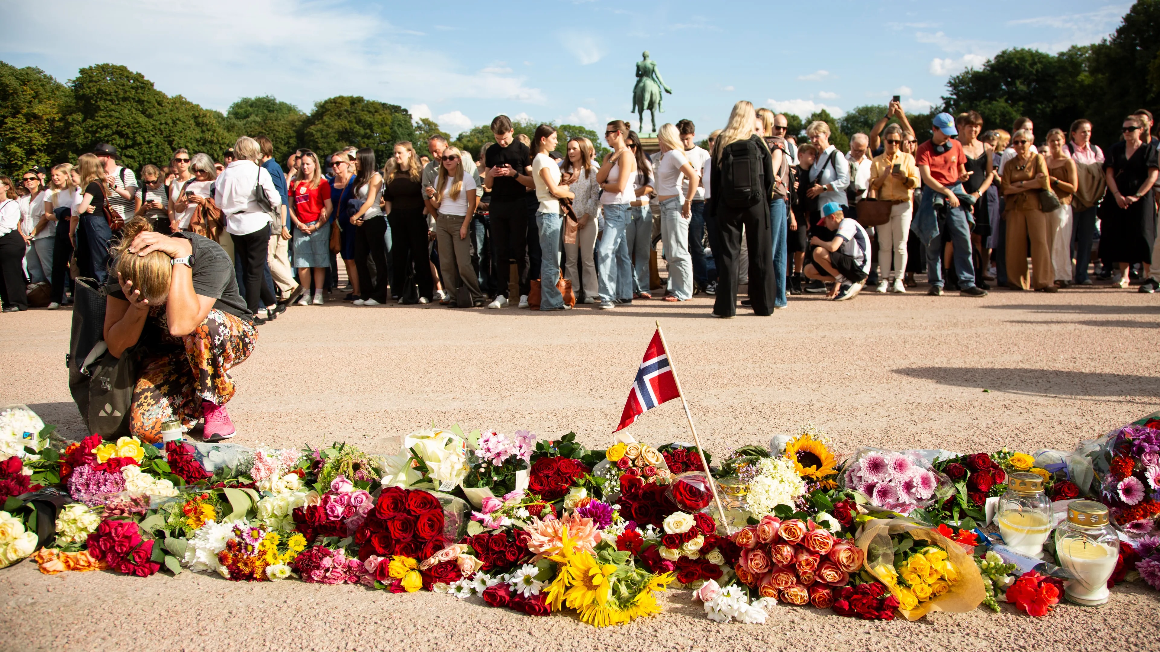 Kvinne som gråter foran slottet i anledning at Kongen er alvorlig syk